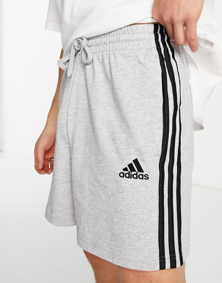 adidas – Performance Essential – Shorts in Grau mit 3 Streifen günstig online kaufen