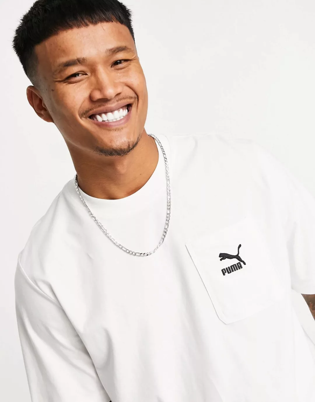 Puma Classics – T-Shirt in Weiß mit Logo und Tasche günstig online kaufen