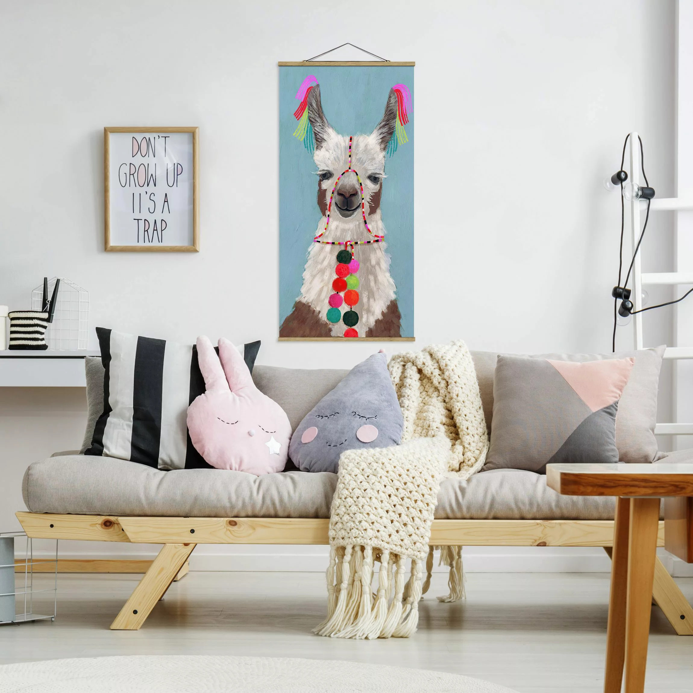 Stoffbild Tiere mit Posterleisten - Hochformat Lama mit Schmuck III günstig online kaufen