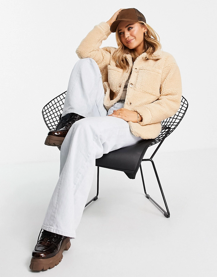 In The Style x Billie Faiers – Hemdjacke aus Teddyfell in Stein-Neutral günstig online kaufen