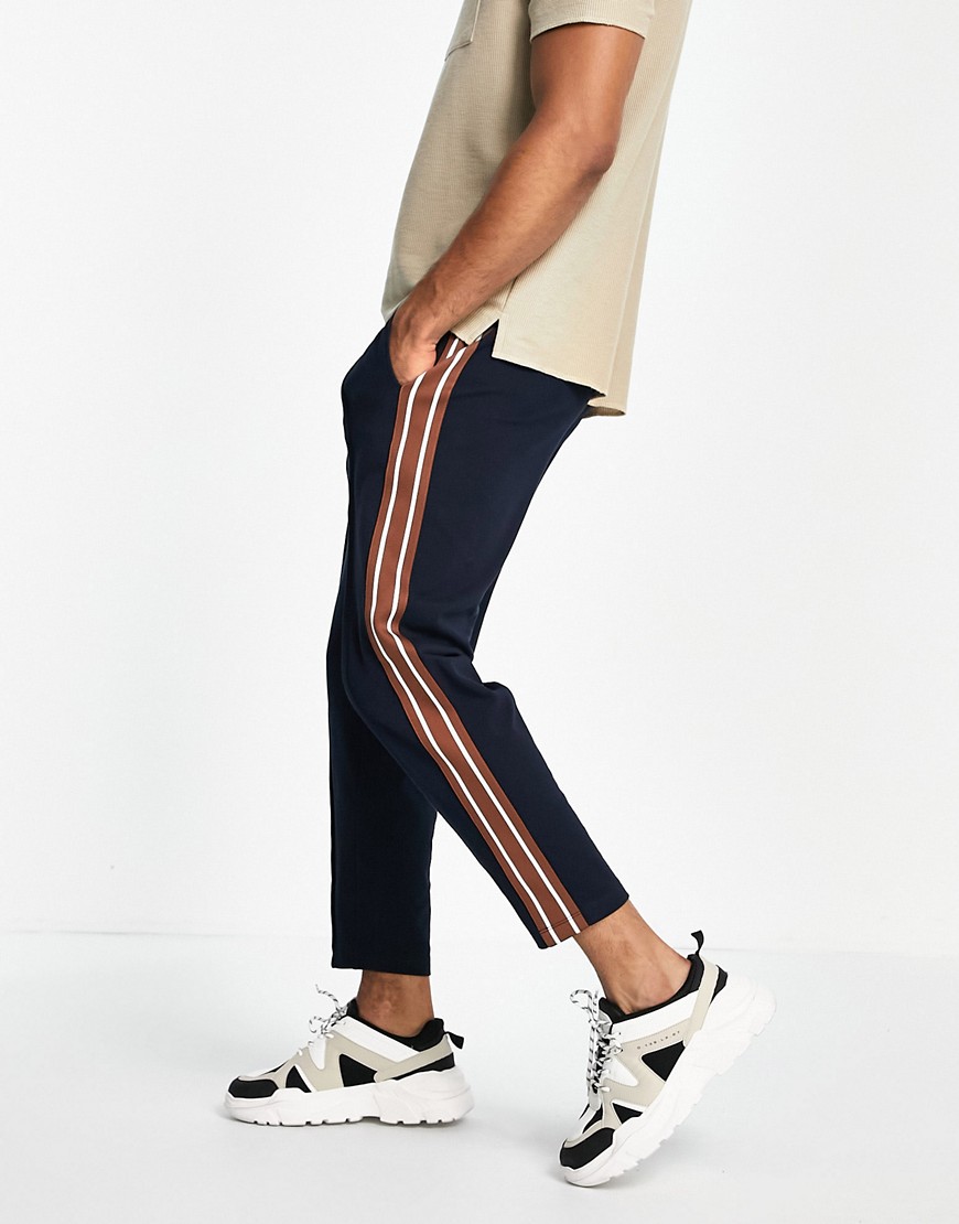 ASOS DESIGN – Schmal zulaufende Jogginghose mit festem Saum, Biesen und sei günstig online kaufen