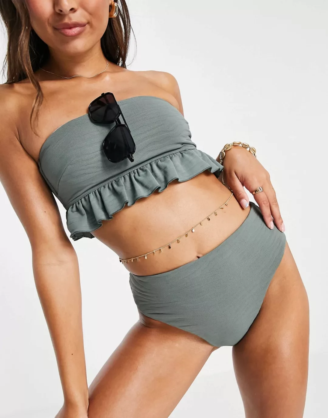 ASOS DESIGN – Trägerloses, strukturiertes Bikinioberteil in Khaki mit Schöß günstig online kaufen