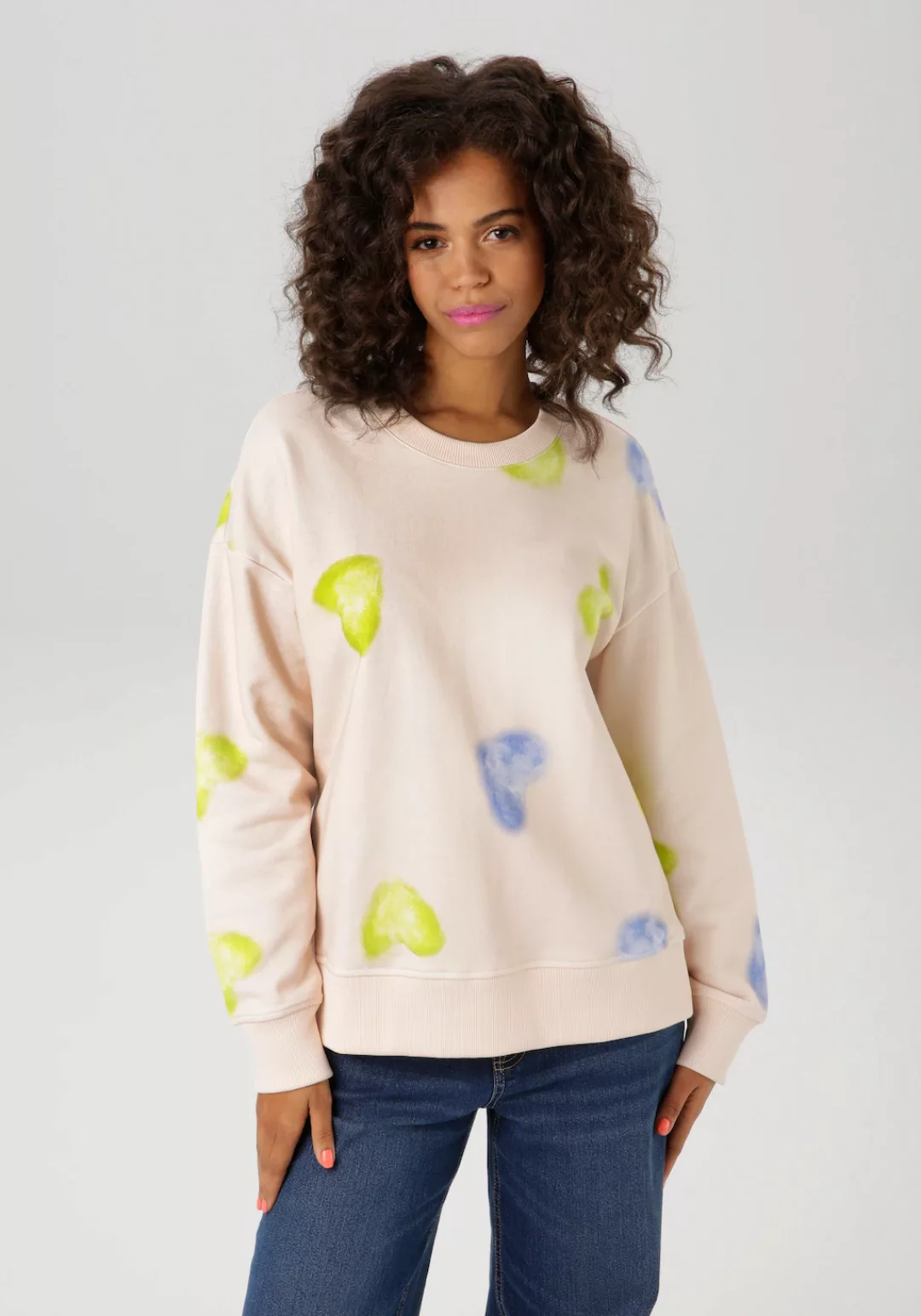 Aniston CASUAL Sweatshirt, mit Batik-Herzen bedruckt günstig online kaufen