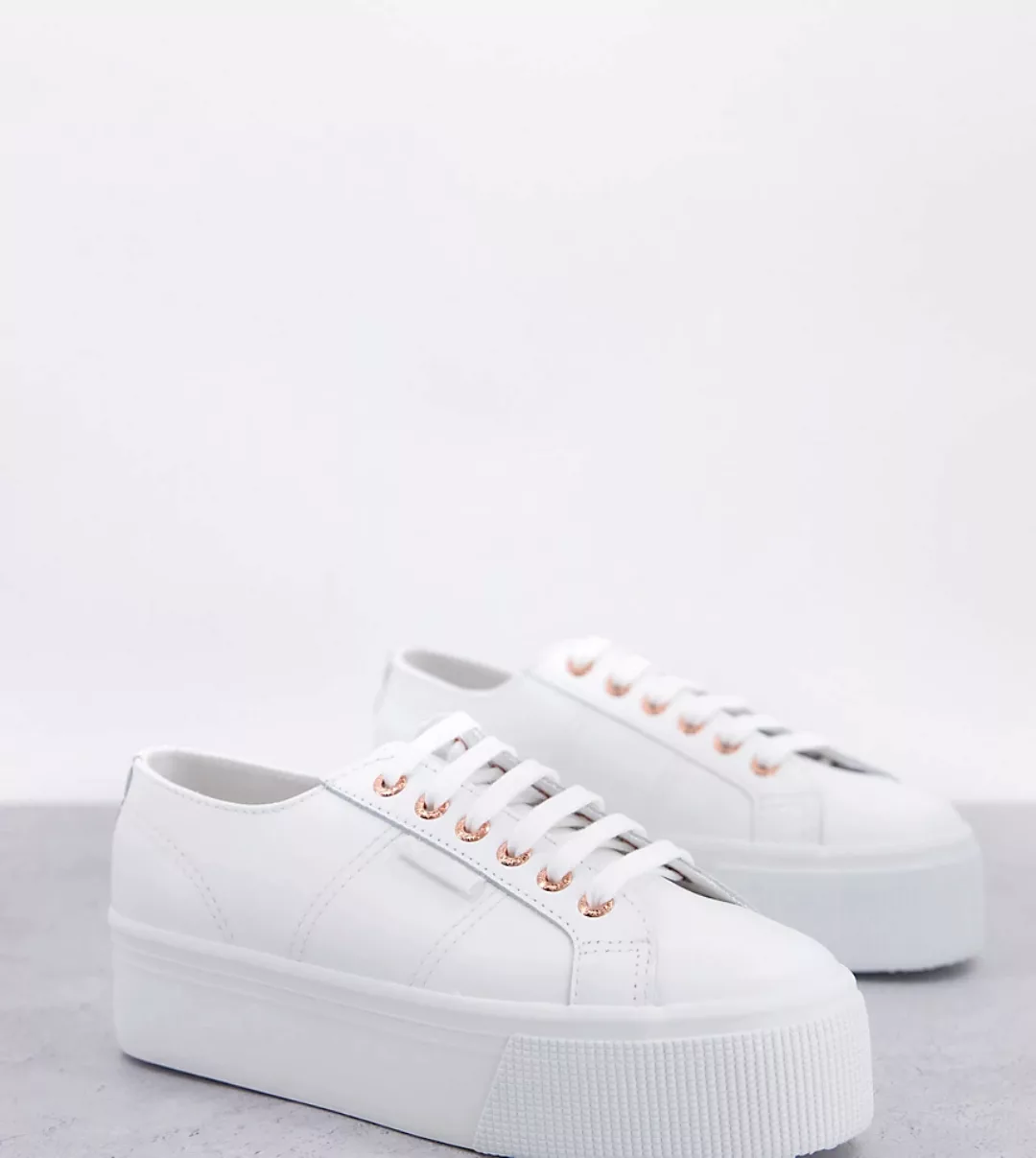 Superga – 2790 – Sneaker in Weiß aus Leder mit Ösen in Roségold günstig online kaufen