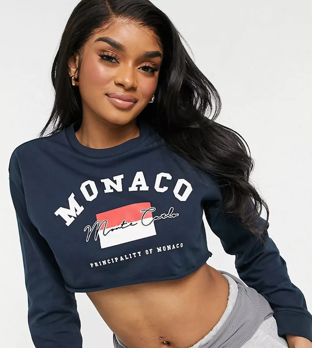 ASOS DESIGN Petite – Kurzes T-Shirt mit „Monaco“-Stickerei in Marineblau-Sc günstig online kaufen