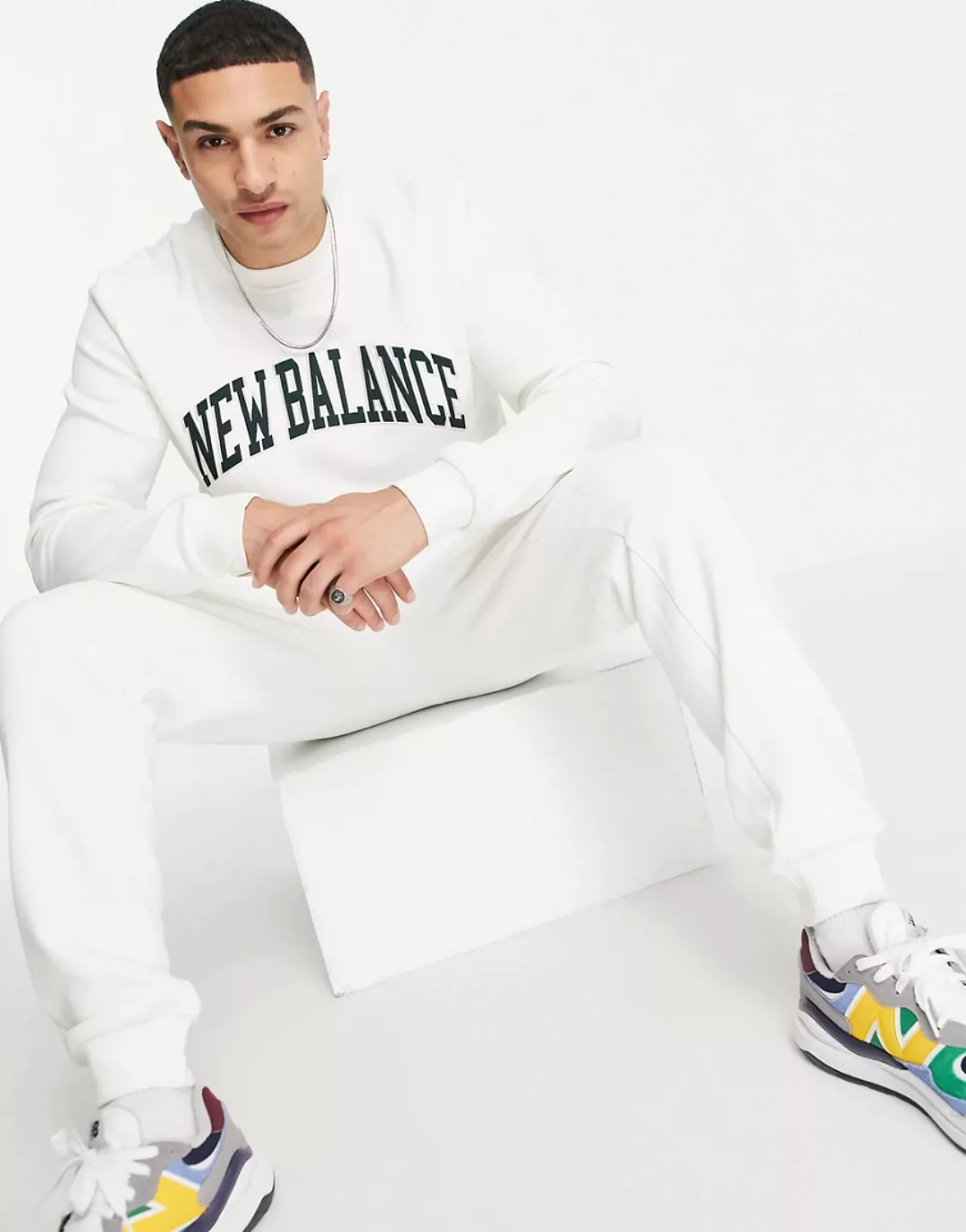 New Balance – College-Sweatshirt in gebrochenem Weiß und Grün günstig online kaufen