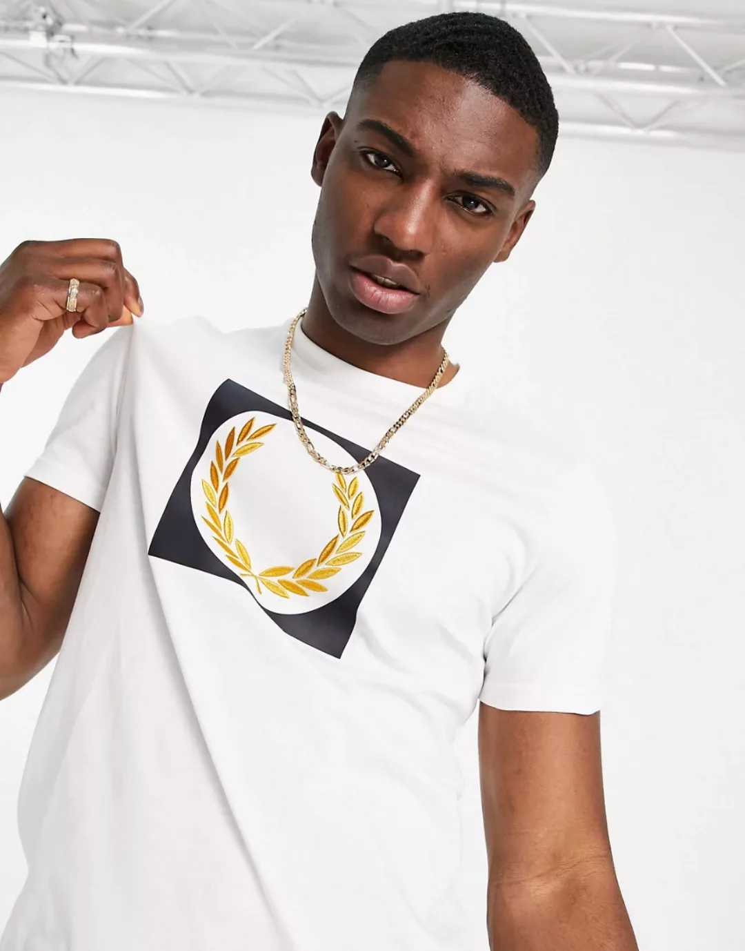 Fred Perry Laurel Wreath – T-Shirt mit Grafik in Weiß günstig online kaufen