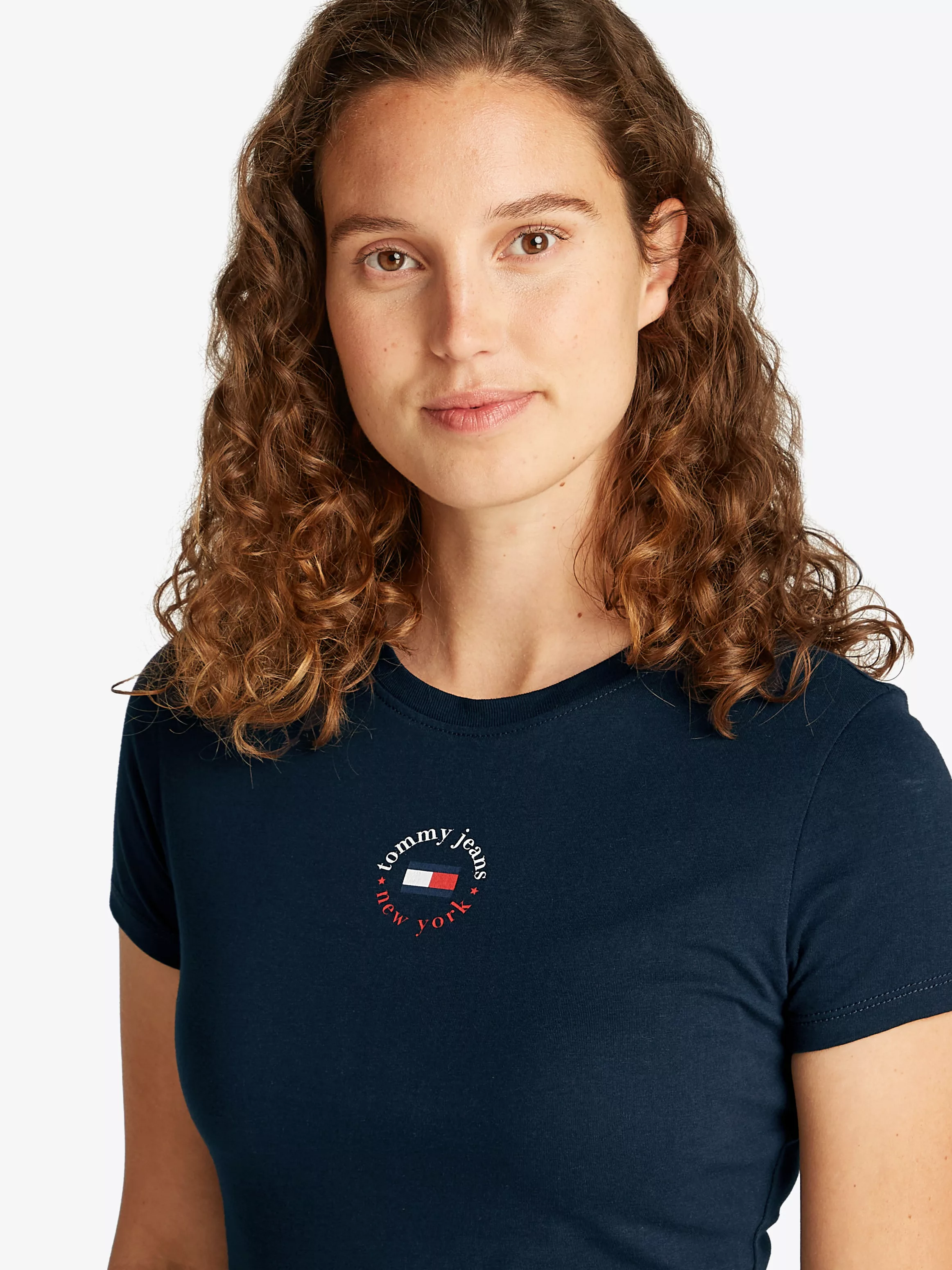 Tommy Jeans T-Shirt "TJW SLIM ESSENTIAL LOGO 2 TEE", mit Logoschriftzug günstig online kaufen