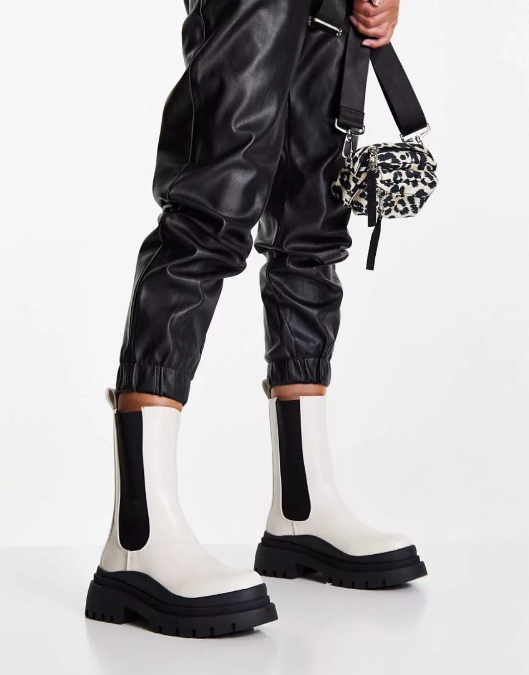 Missguided – Stiefel in Creme mit dicker Sohle in Wellenoptik-Weiß günstig online kaufen