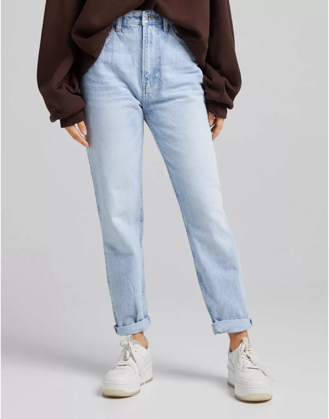 Bershka – Mom-Jeans in ausgeblichener Waschung-Blau günstig online kaufen