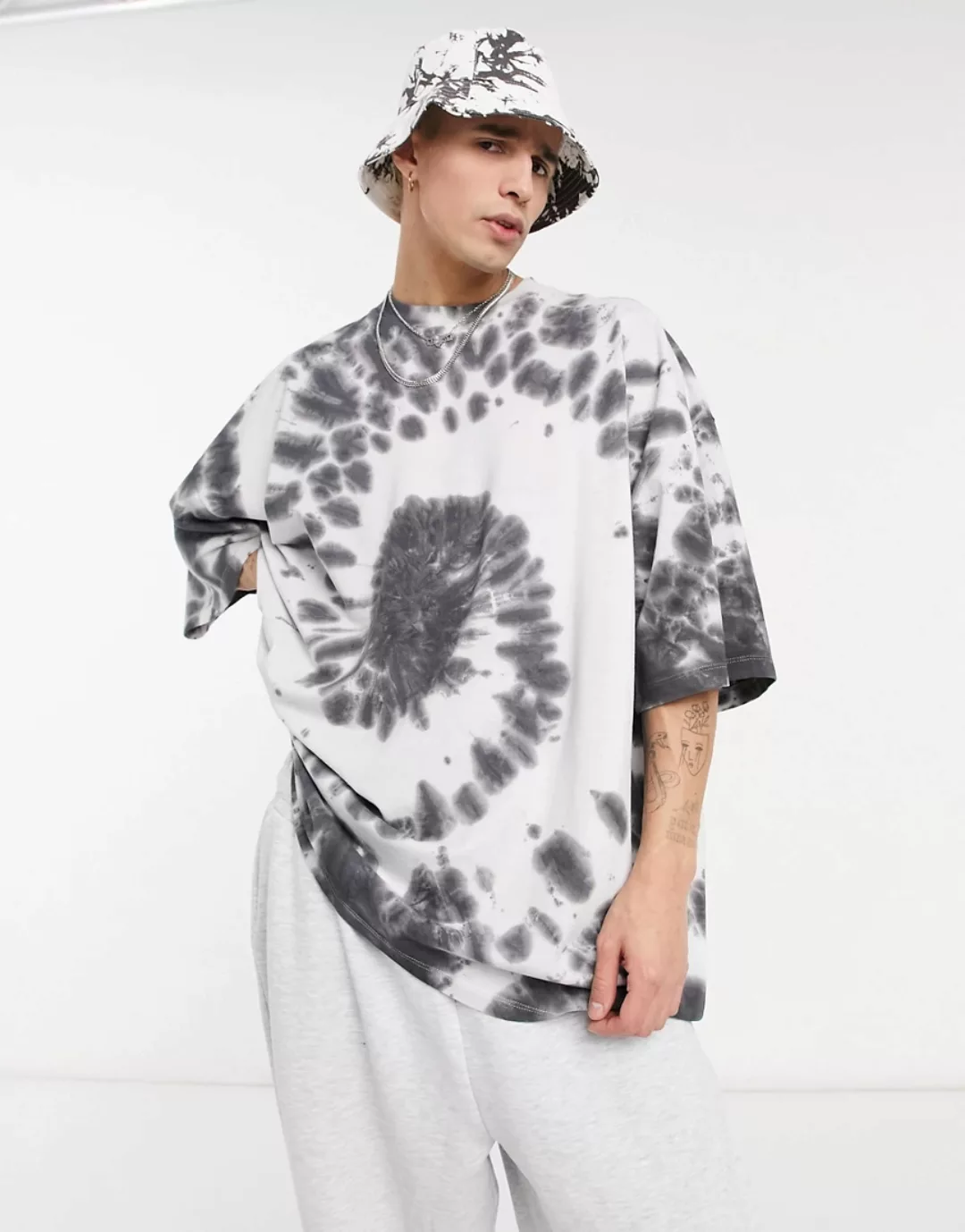 ASOS DESIGN – Oversize-T-Shirt im Longline-Schnitt in Grau mit spiralförmig günstig online kaufen