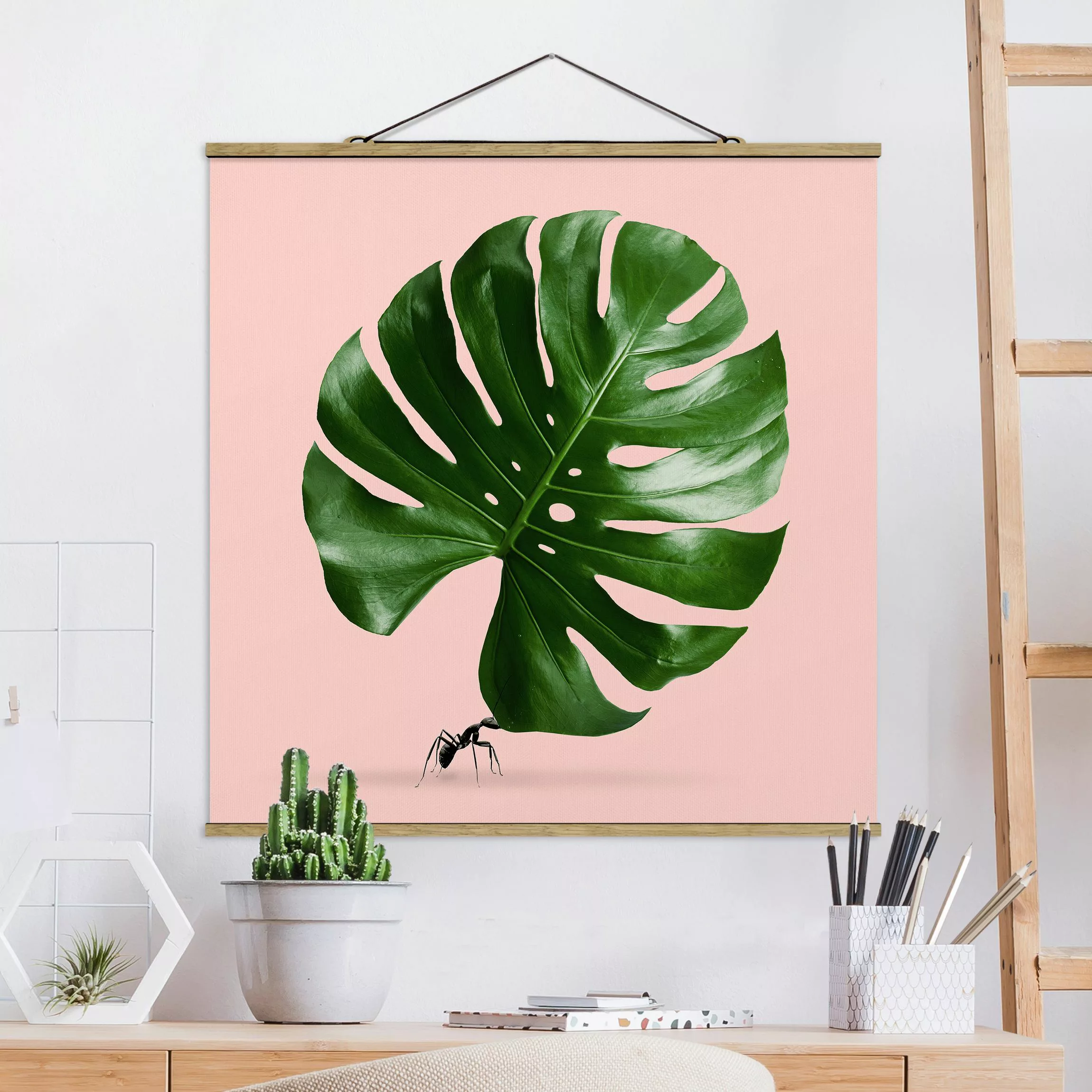 Stoffbild Tiere mit Posterleisten - Quadrat Ameise mit Monstera Blatt günstig online kaufen