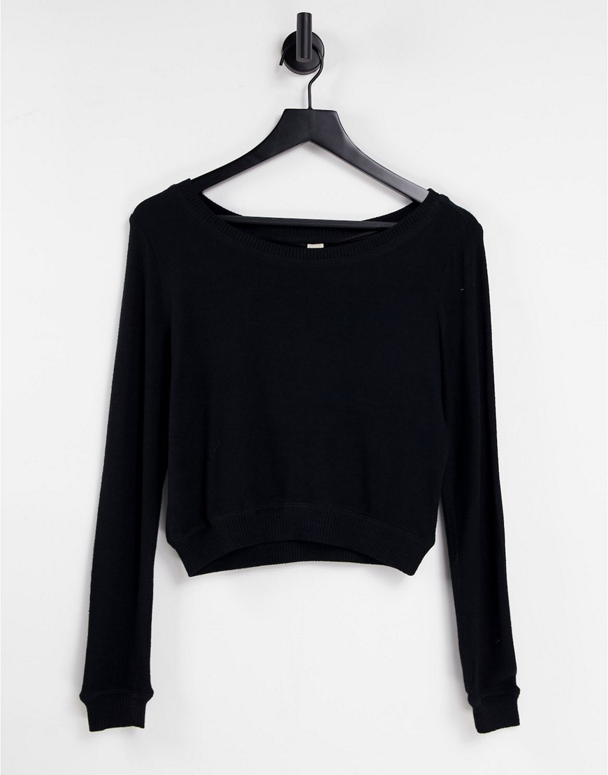 Dorina – Calm – Flauschiges Sweatshirt in Schwarz mit kurzem Schnitt günstig online kaufen