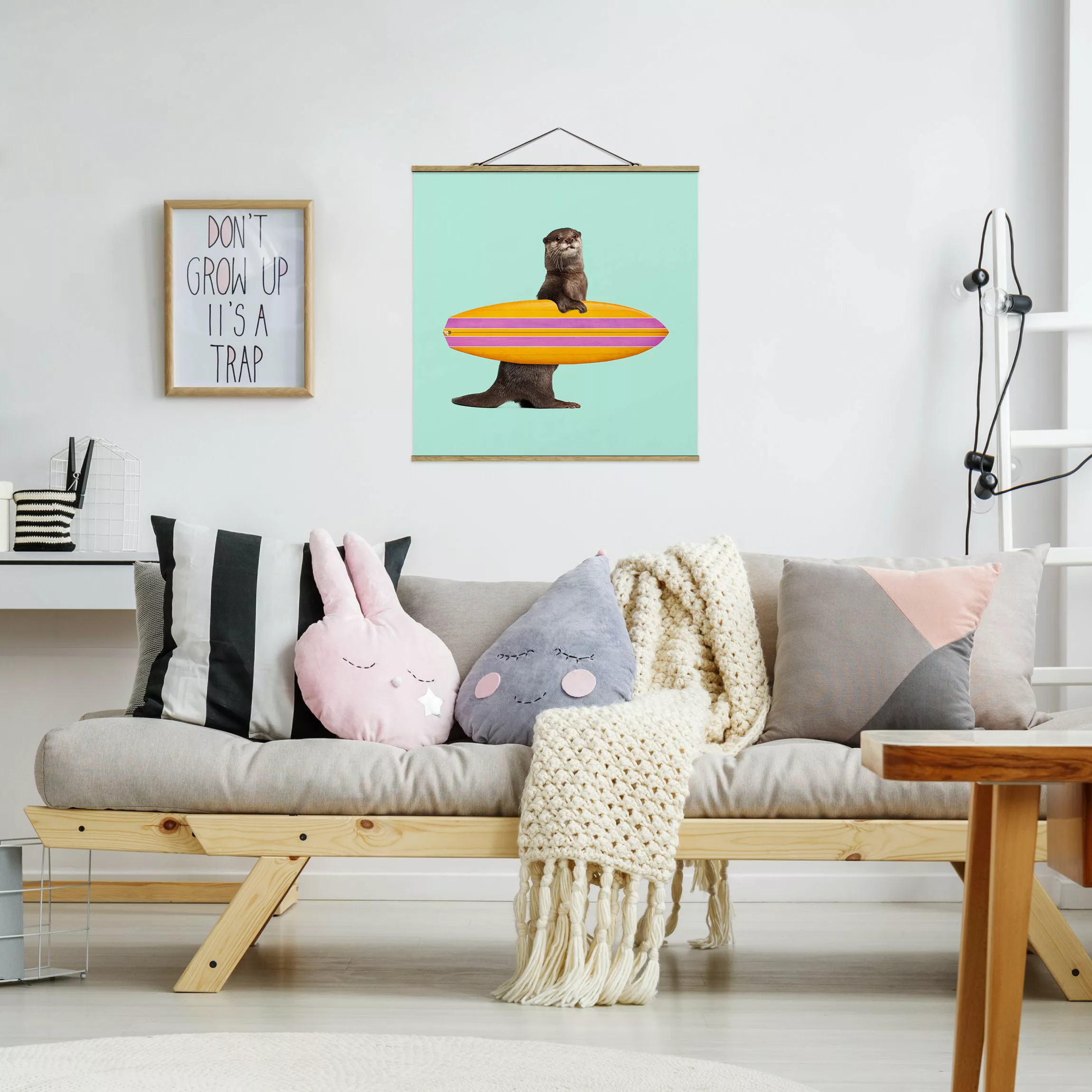 Stoffbild Tiere mit Posterleisten - Quadrat Otter mit Surfbrett günstig online kaufen