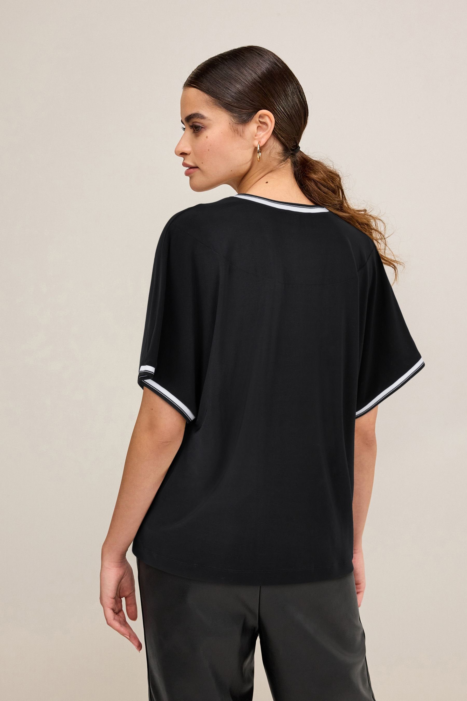 Next T-Shirt Geripptes T-Shirt mit V-Ausschnitt günstig online kaufen