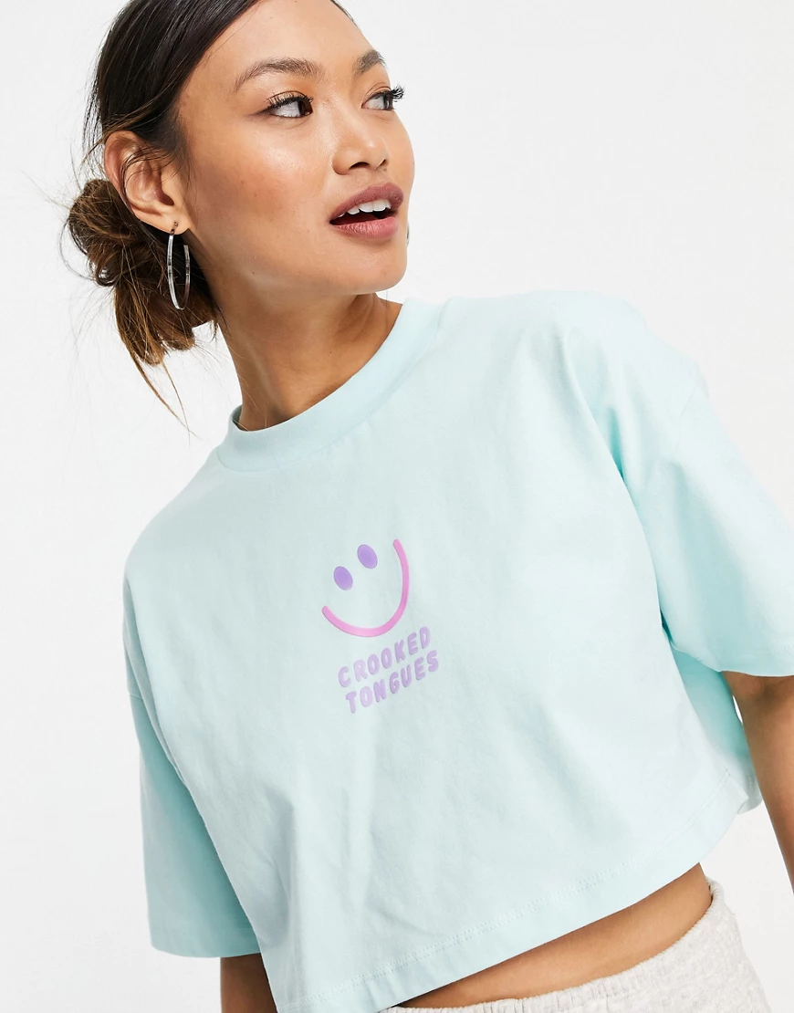 Crooked Tongues – T-Shirt mit kurzem Schnitt und Logo in Hellblau-Grün günstig online kaufen