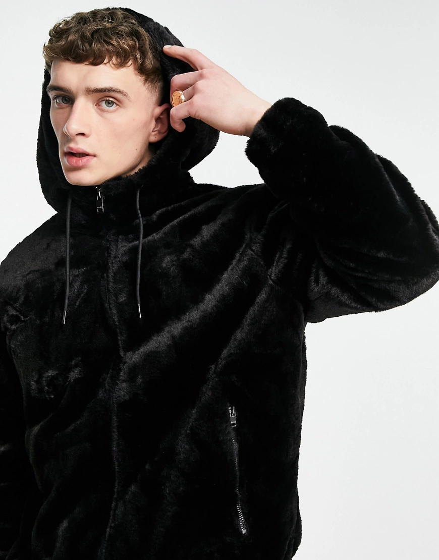 Bershka – Schwarze Jacke mit Kapuze aus Kunstpelz günstig online kaufen