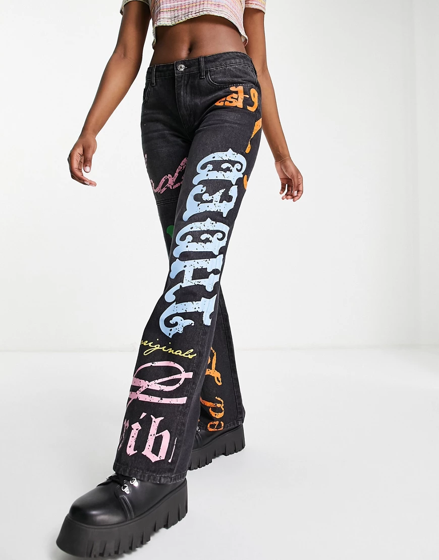 Jaded London – y2k – Jeans mit niedrigem Bund und „Honey“-Print am Gesäß-Bl günstig online kaufen