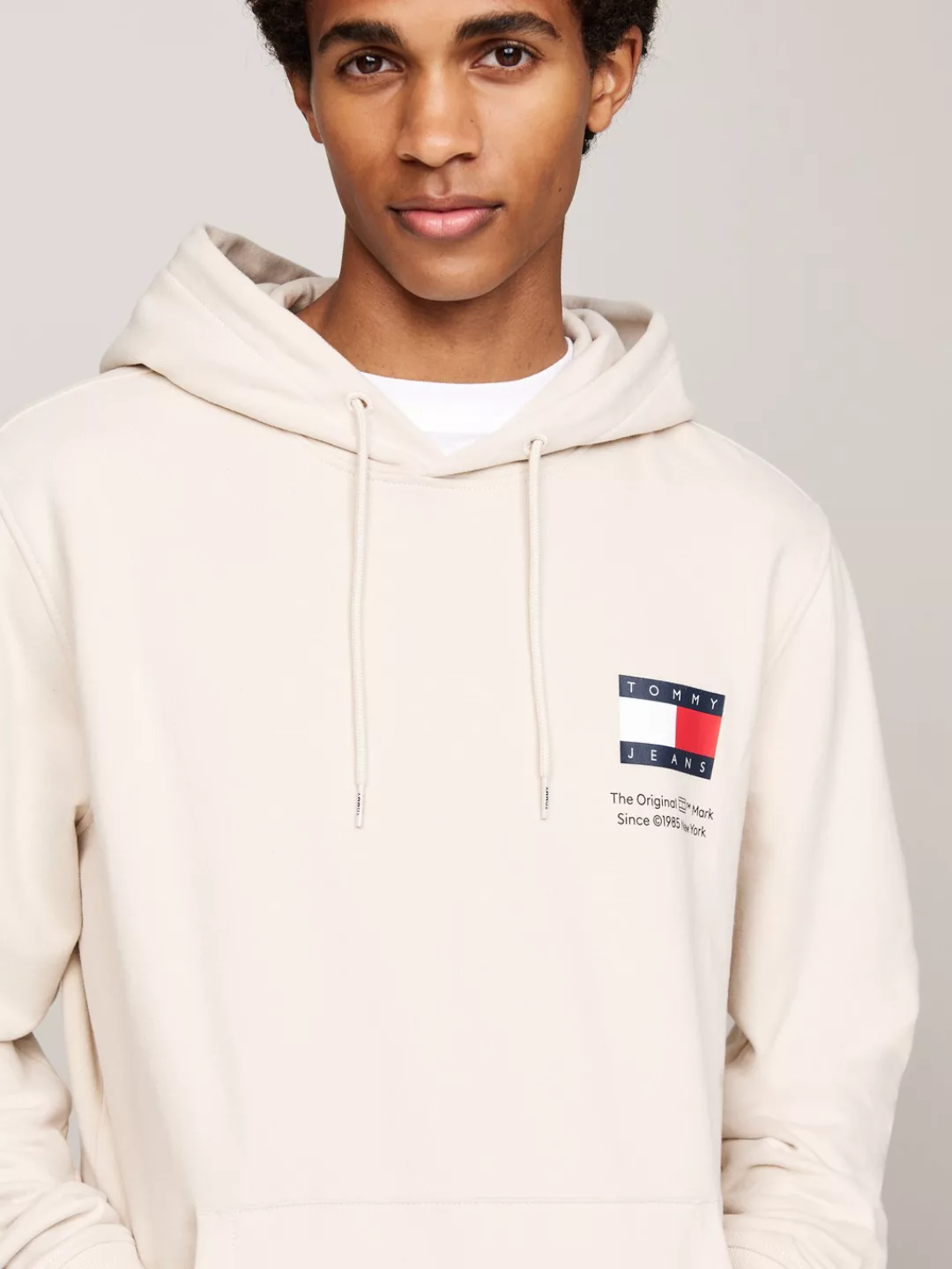 Tommy Jeans Sweatshirt TJM REG ESSENTIAL FLAG HOOD EXT mit bedruckten Marke günstig online kaufen