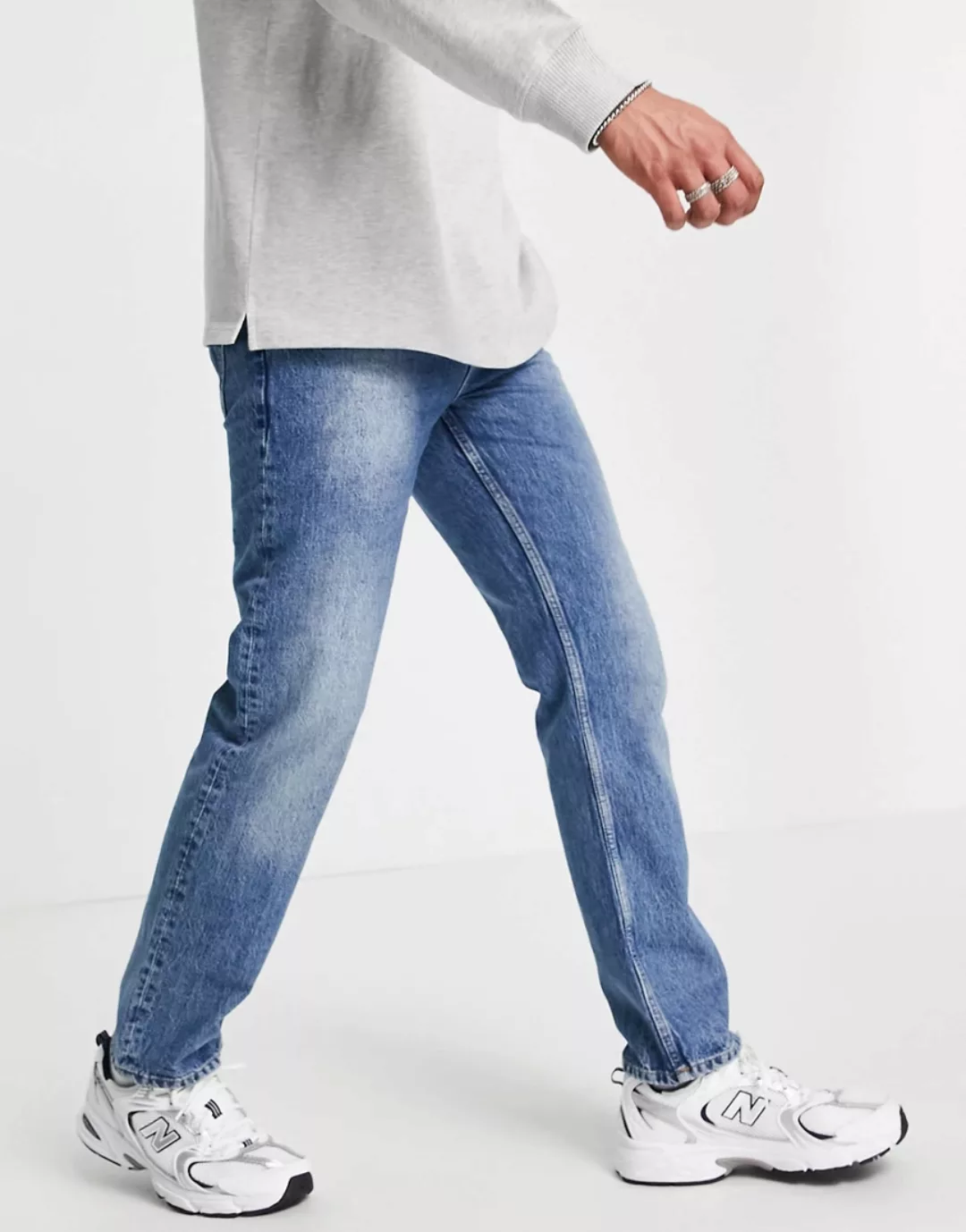 ASOS DESIGN – Original Fit – Jeans in verwaschenem Mittelblau günstig online kaufen