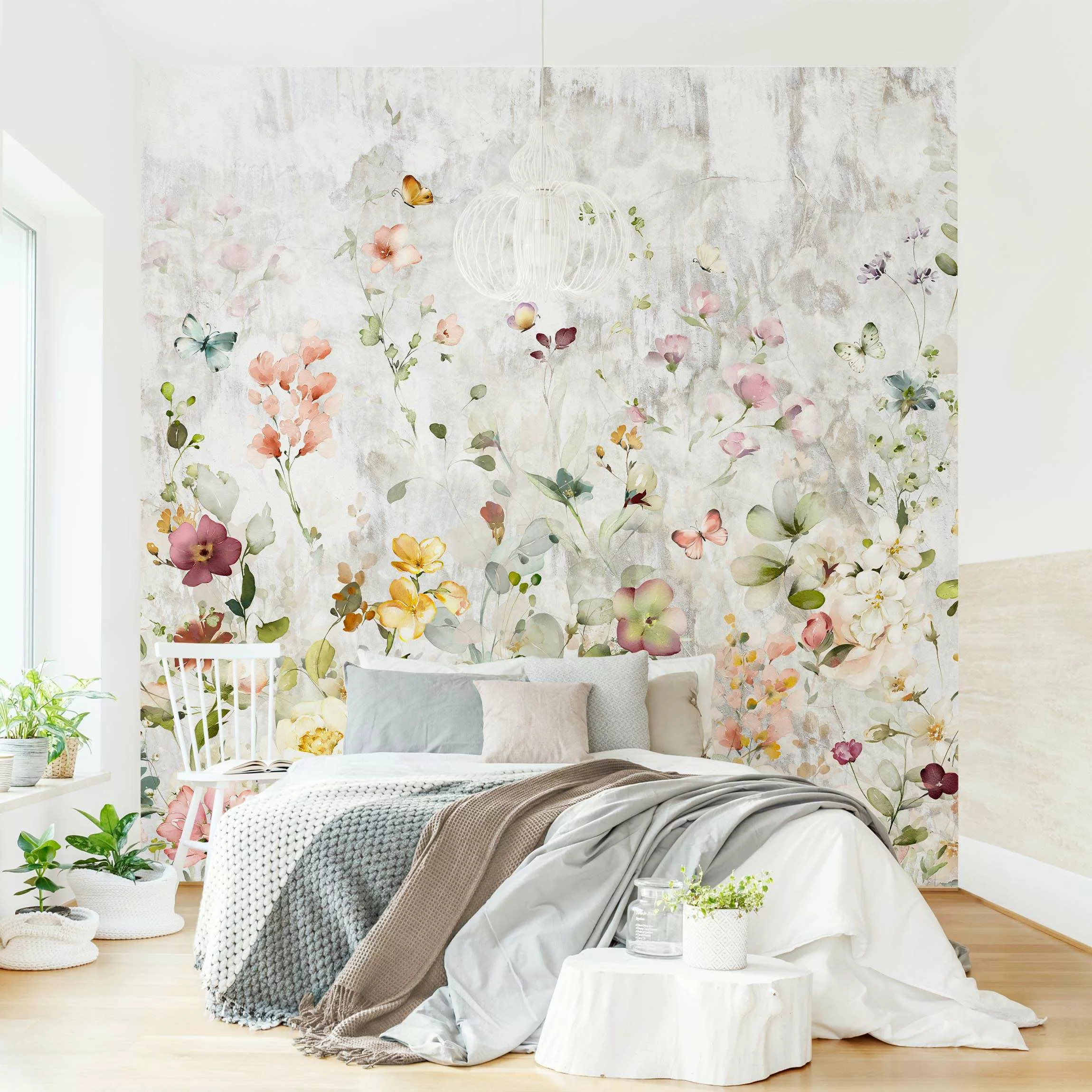 Fototapete Aquarell Blüten auf weißer Shabby Betonwand günstig online kaufen