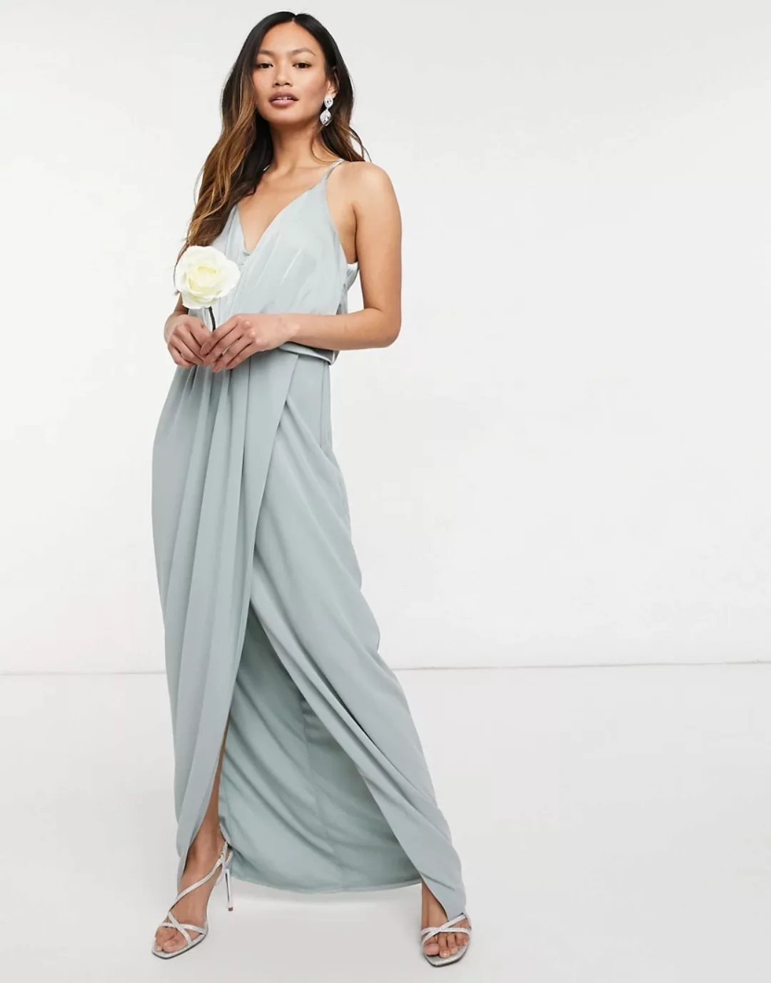 TFNC – Bridesmaid – Neckholder-Maxikleid aus Satin in Salbei-Grün günstig online kaufen