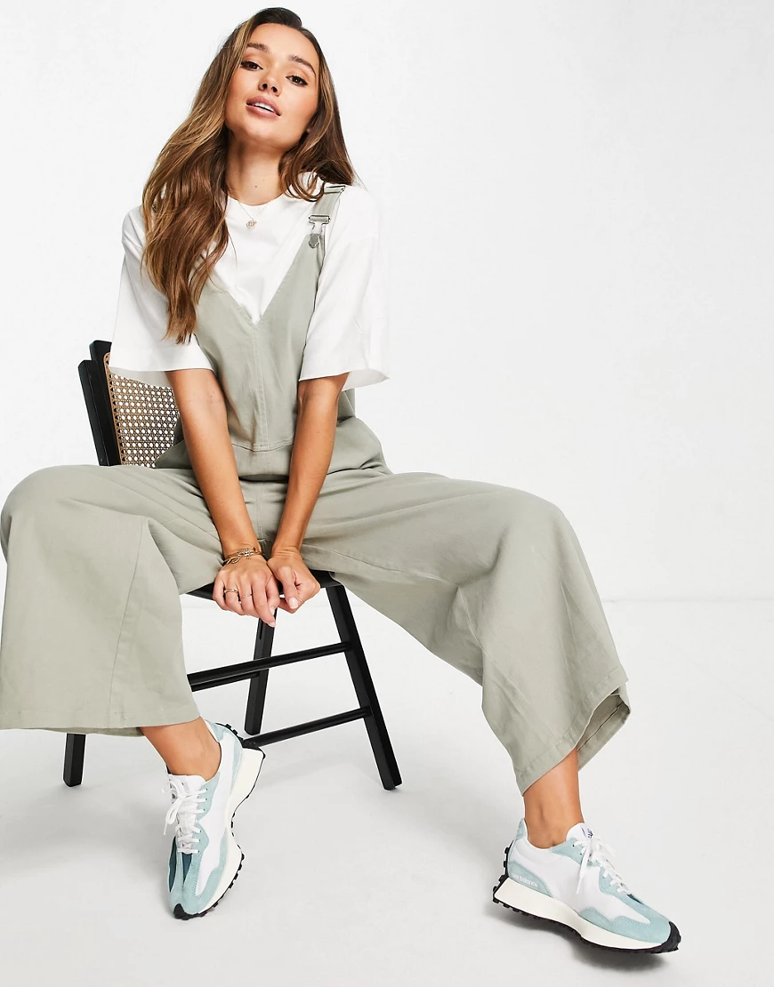 ASOS DESIGN – Latzhose mit Schnalle und V-Ausschnitt in Salbeigrün günstig online kaufen