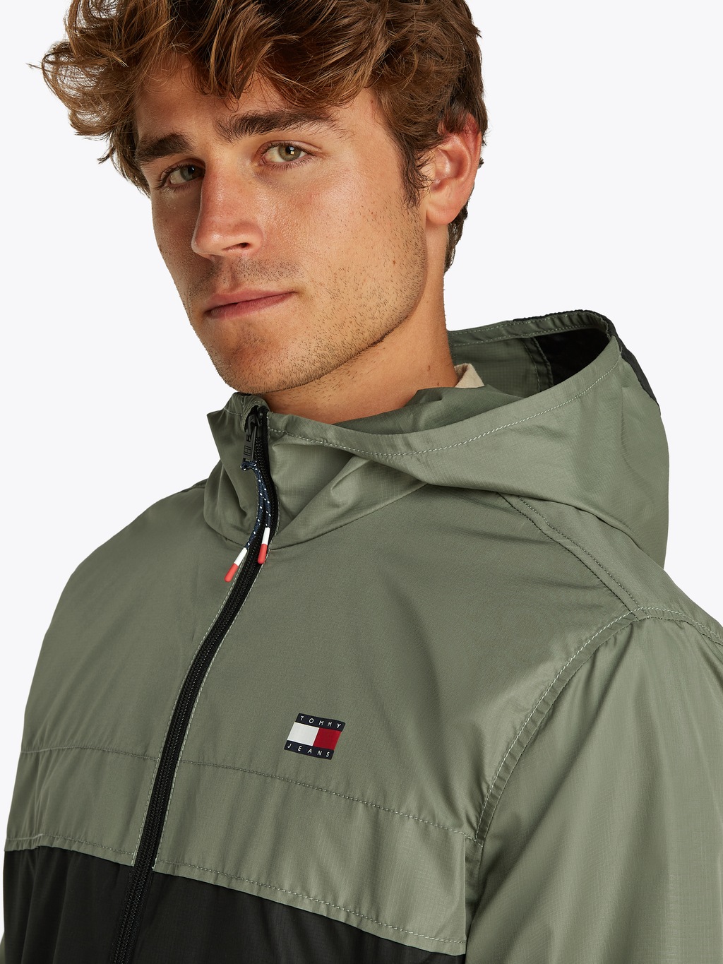 Tommy Jeans Outdoorjacke "TJM LW CHICAGO JACKET", mit Kapuze, mit Logoprägu günstig online kaufen