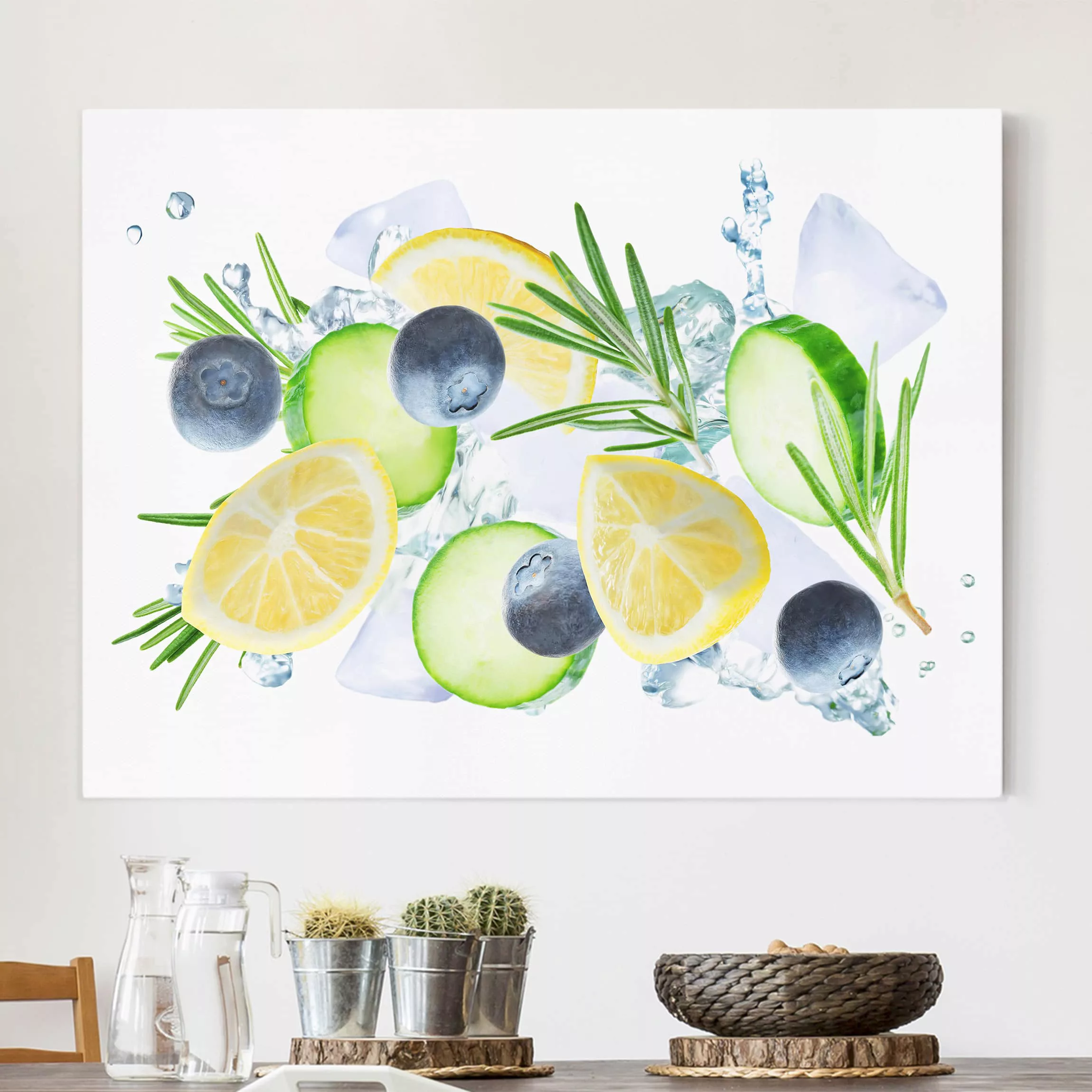 Leinwandbild Küche - Hochformat Blaubeeren Zitronen Eiswürfel Splash günstig online kaufen