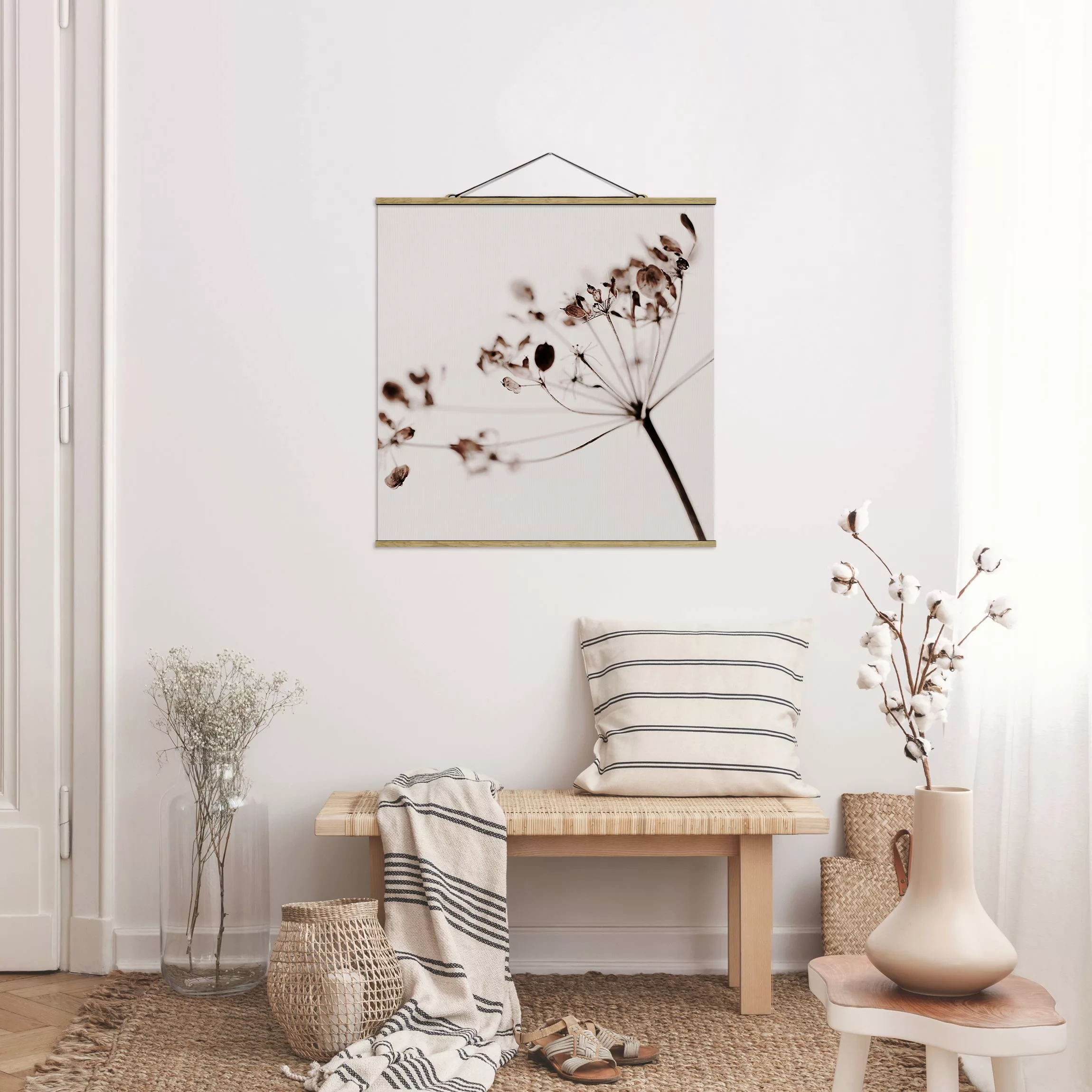 Stoffbild mit Posterleisten Makroaufnahme Trockenblume im Schatten günstig online kaufen