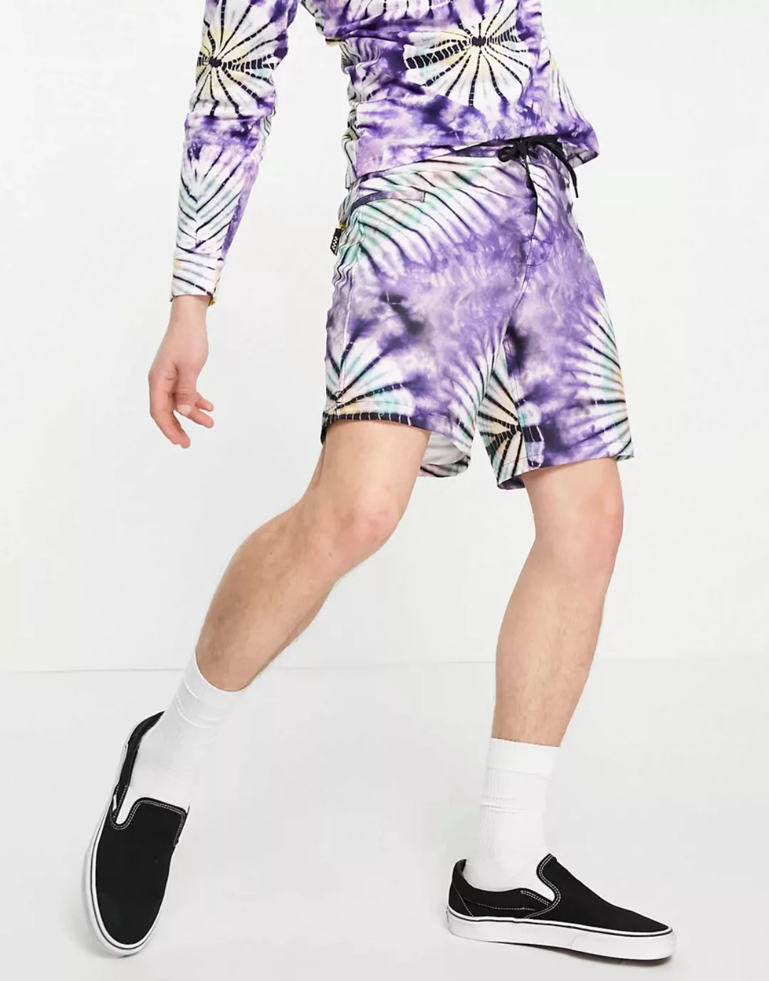Vans – New Age – Shorts in lila Batik-Optik günstig online kaufen