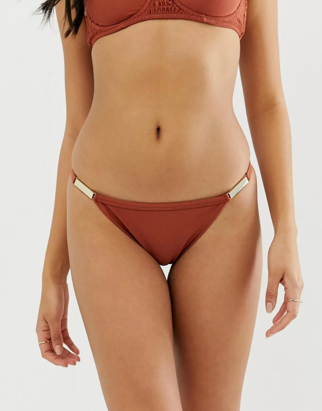 River Island – Braune Bikinihose mit Riemendesign und goldener Verzierung günstig online kaufen