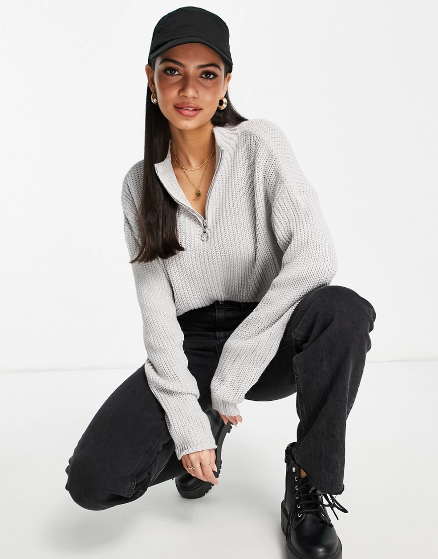AX Paris – Kurz geschnittener Pullover in Grau mit kurzem Reißverschluss günstig online kaufen
