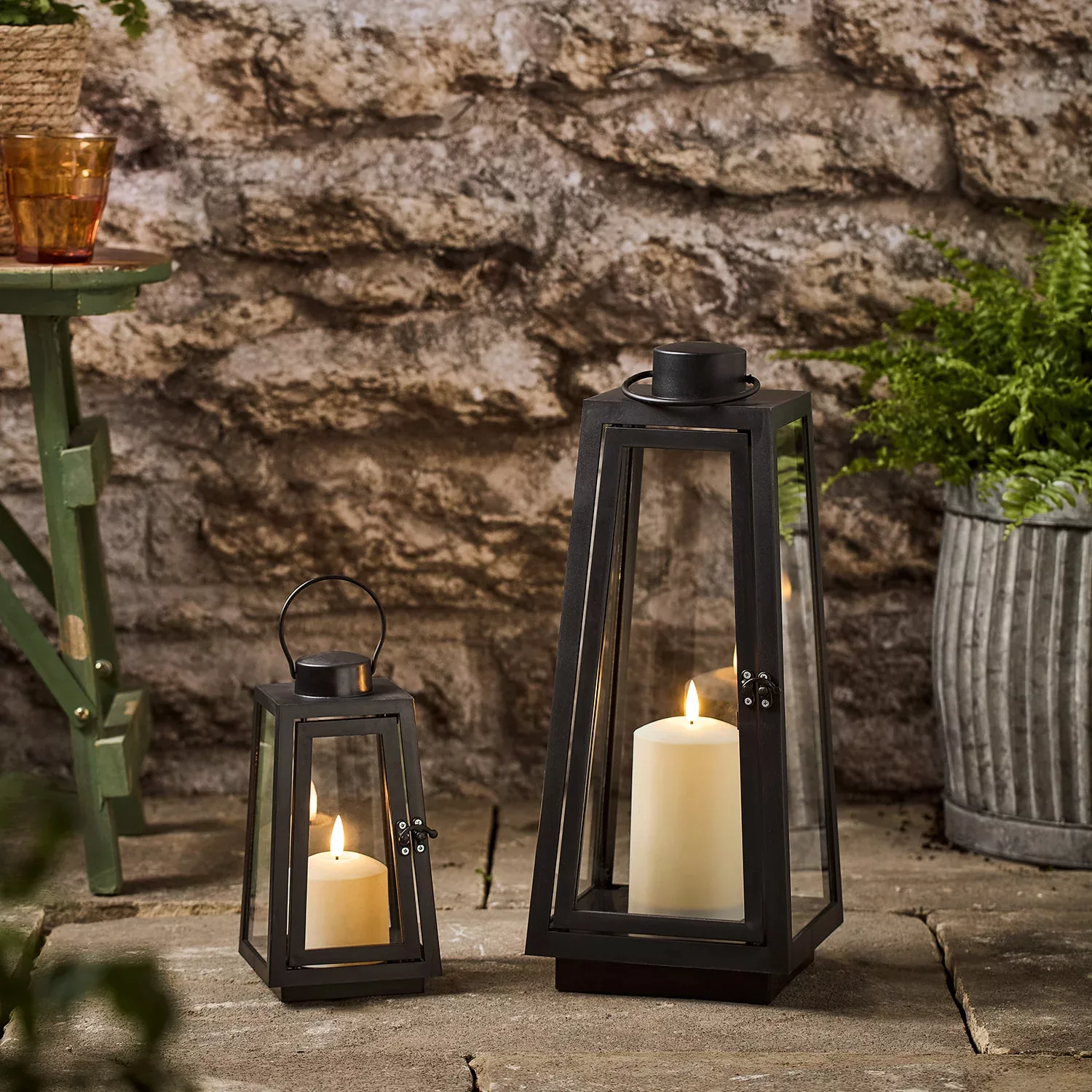 Große Capri Gartenlaterne mit TruGlow® LED Kerze schwarz günstig online kaufen