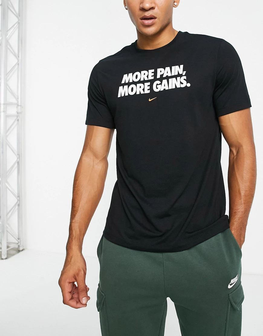 Nike – Training – T-Shirt mit Grafik in Schwarz günstig online kaufen