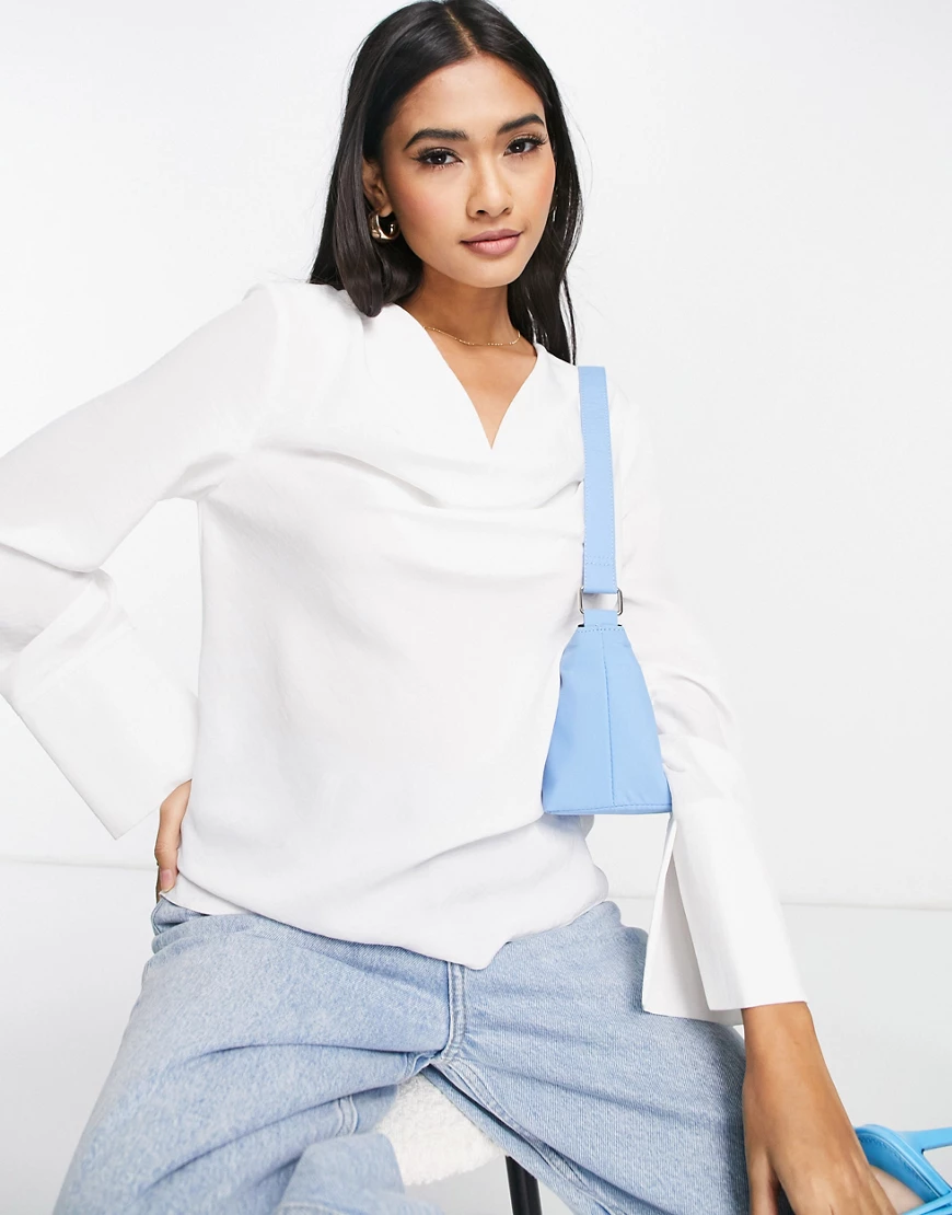 ASOS DESIGN – Langärmlige Bluse mit Wasserfallausschnitt in Elfenbein-Weiß günstig online kaufen