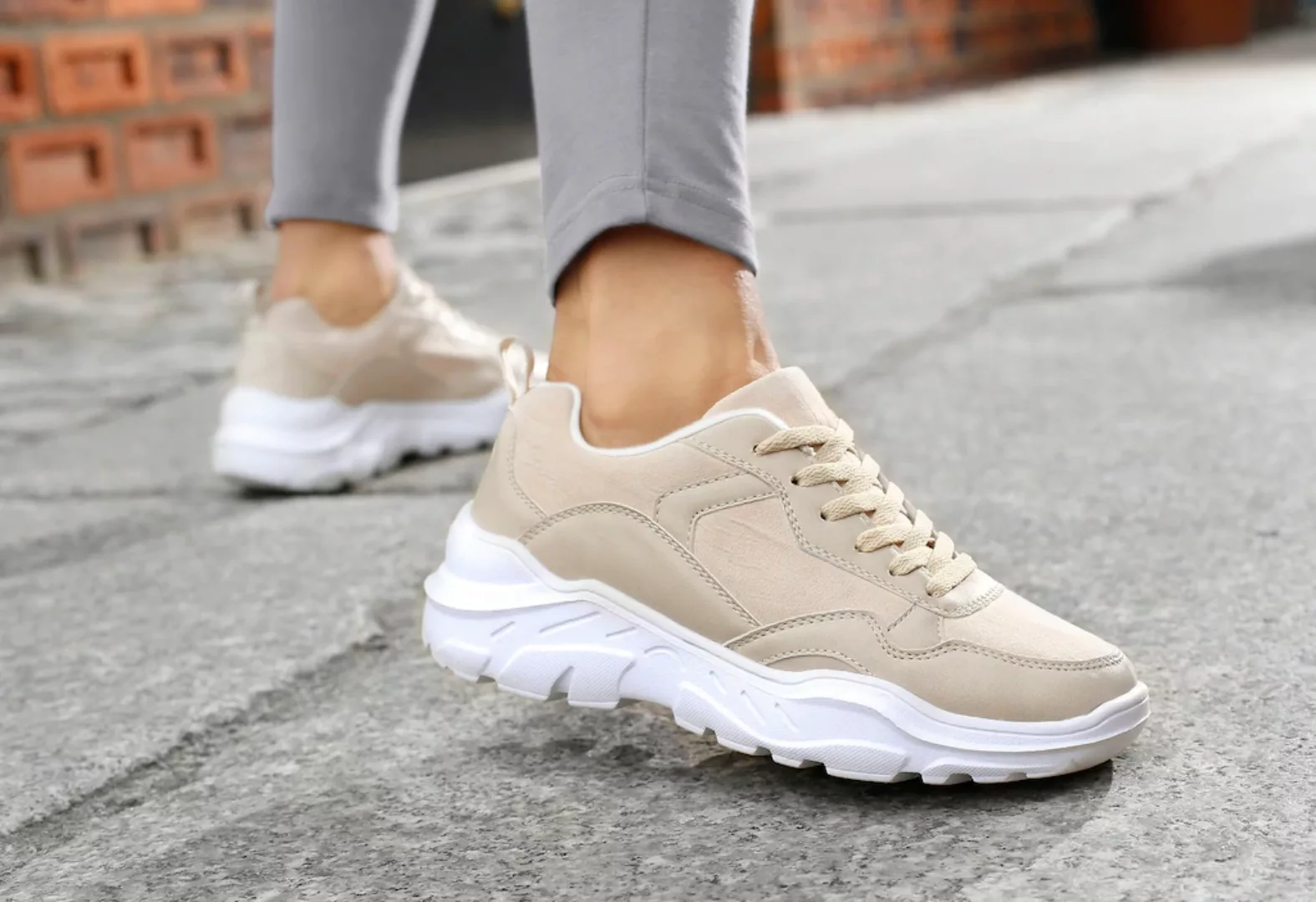 LASCANA Sneaker, mit ultraleichter Chunky Sohle und weicher Innensohle günstig online kaufen