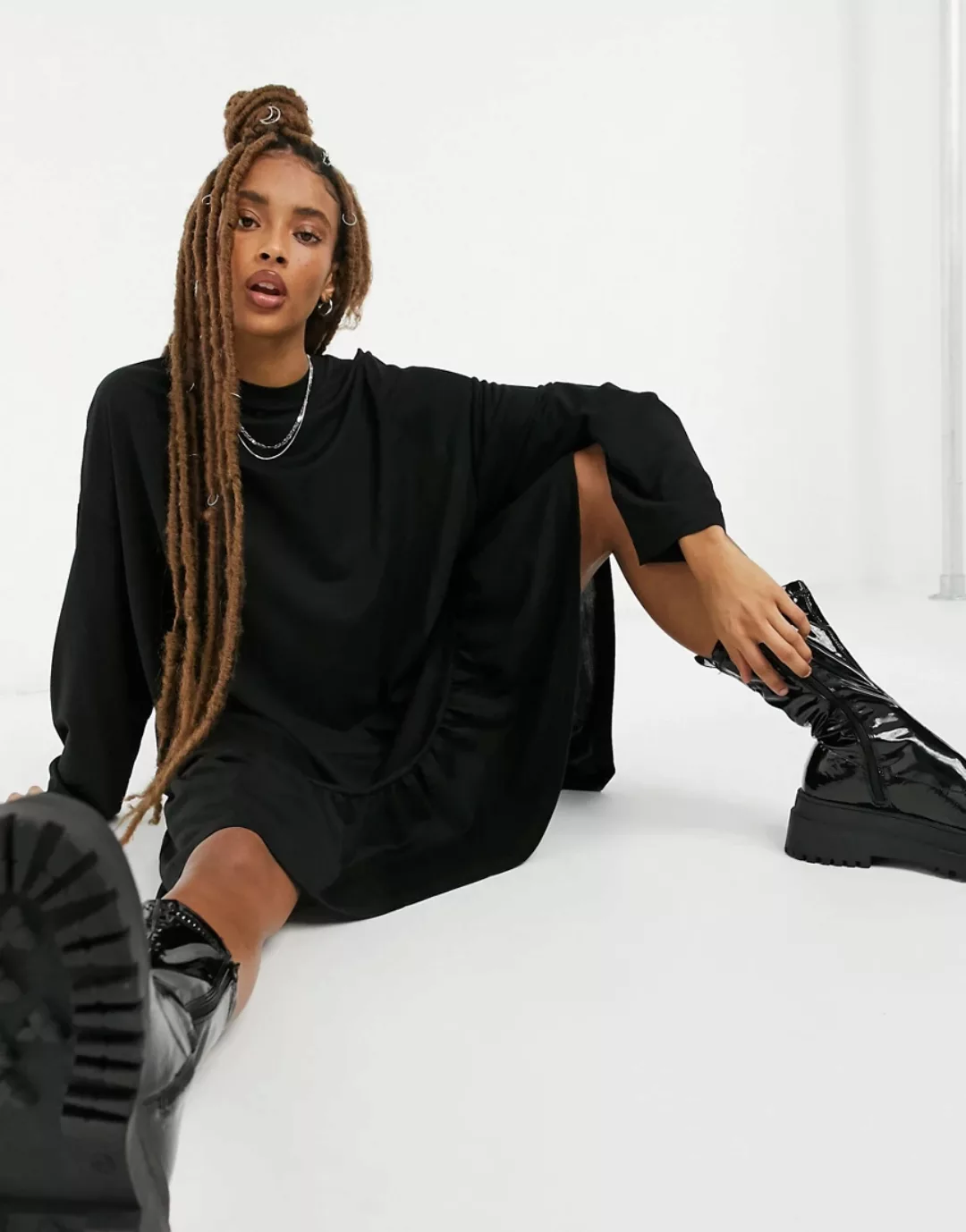 Weekday – Erina – Mini-Hängerkleid mit Schößchensaum in Schwarz günstig online kaufen