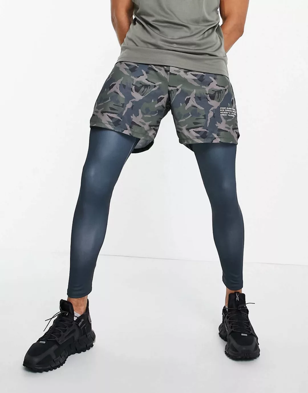 Avant Garde – Wagner – Leggings/Shorts im Military-Muster-Grau günstig online kaufen