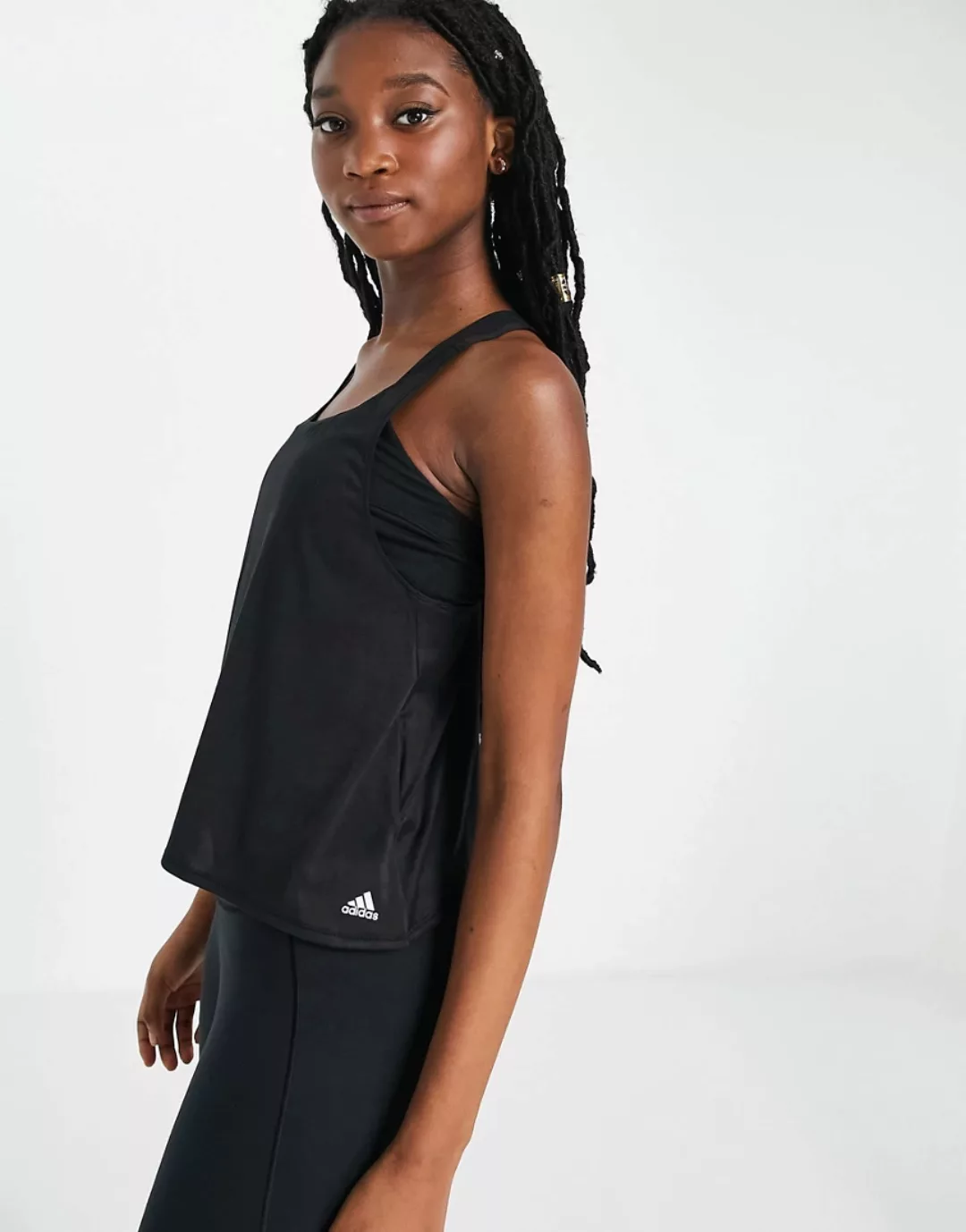adidas – Yoga – Oberteil mit Riemchendetail am Rücken in Schwarz günstig online kaufen