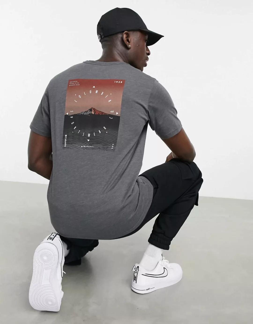 Columbia – High Dune – T-Shirt in Grau mit Grafikprint-Schwarz günstig online kaufen