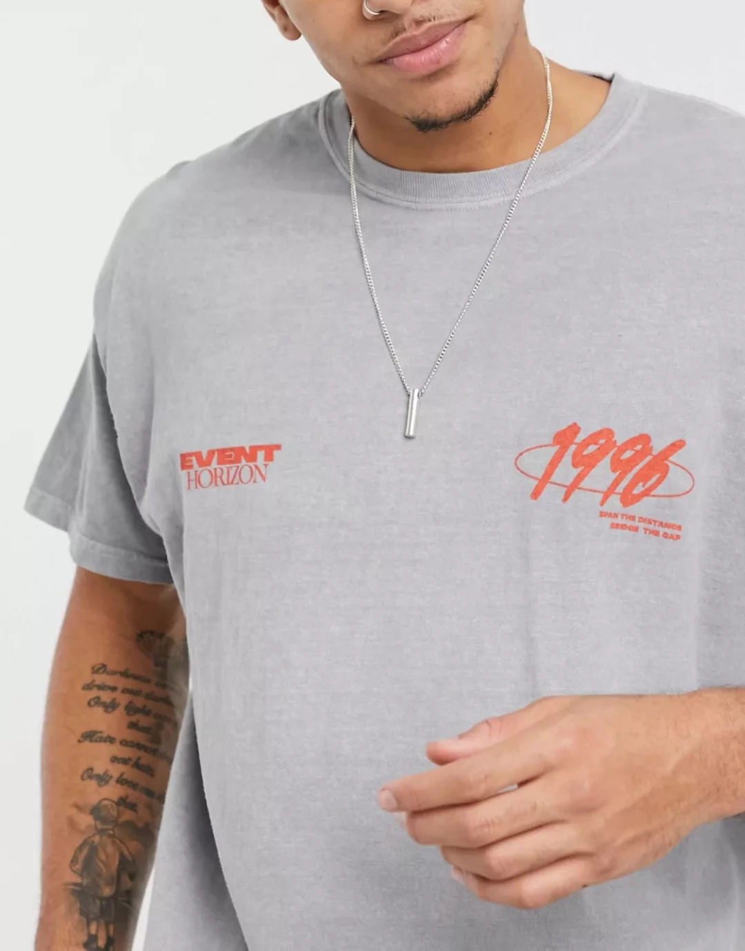 New Look – Oversize-T-Shirt in Grau mit „Event Horizon”-Rückenprint günstig online kaufen