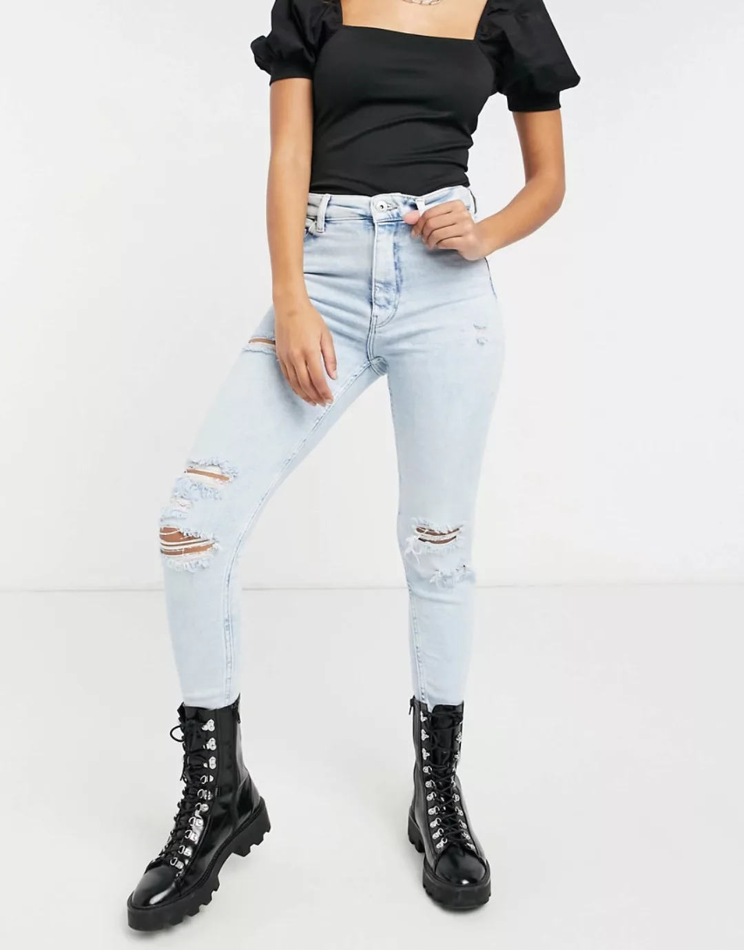Bershka – Hellblaue Jeans mit engem Schnitt und hohem Bund in Used-Optik günstig online kaufen