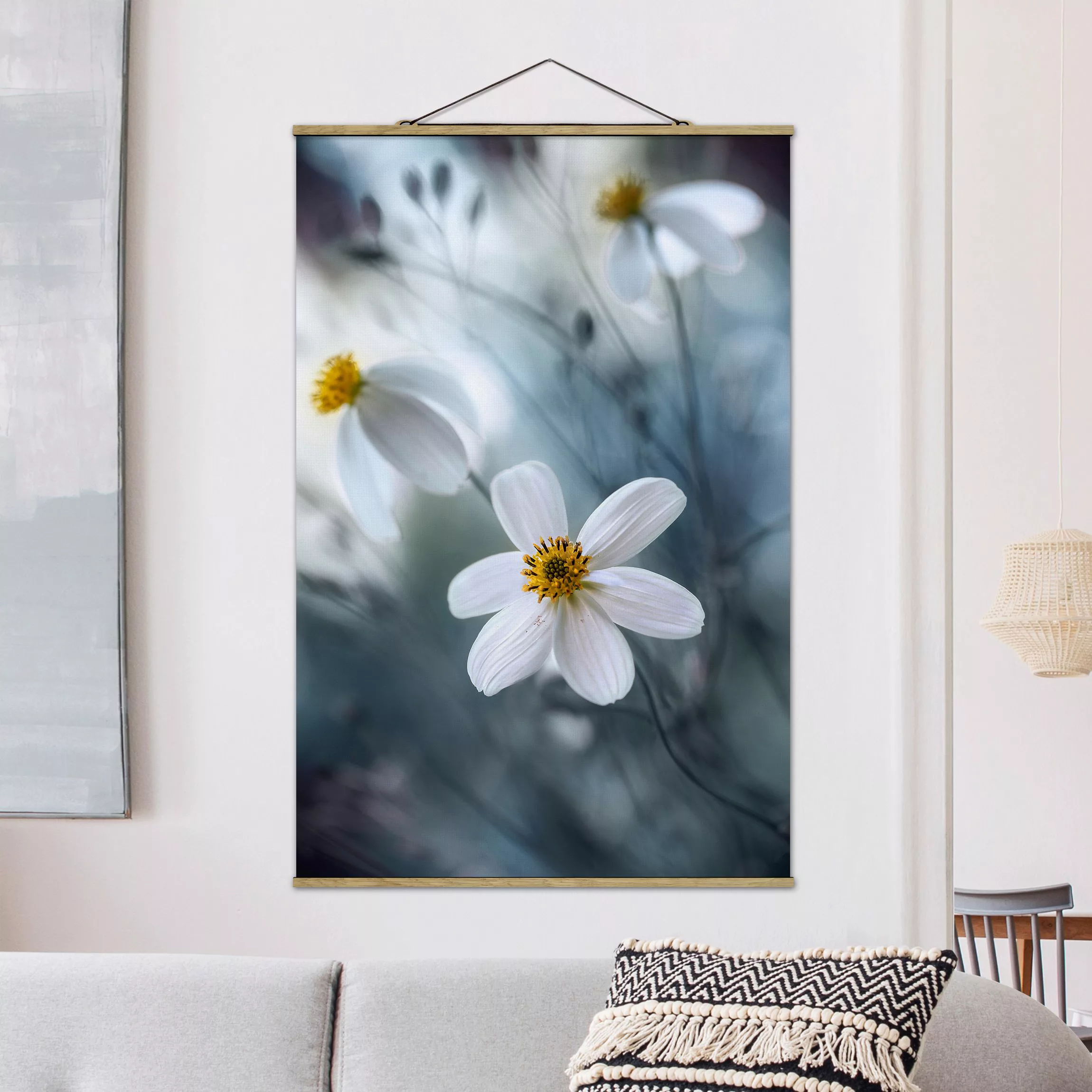 Stoffbild Blumen mit Posterleisten - Hochformat Kosmeen in Pastell günstig online kaufen