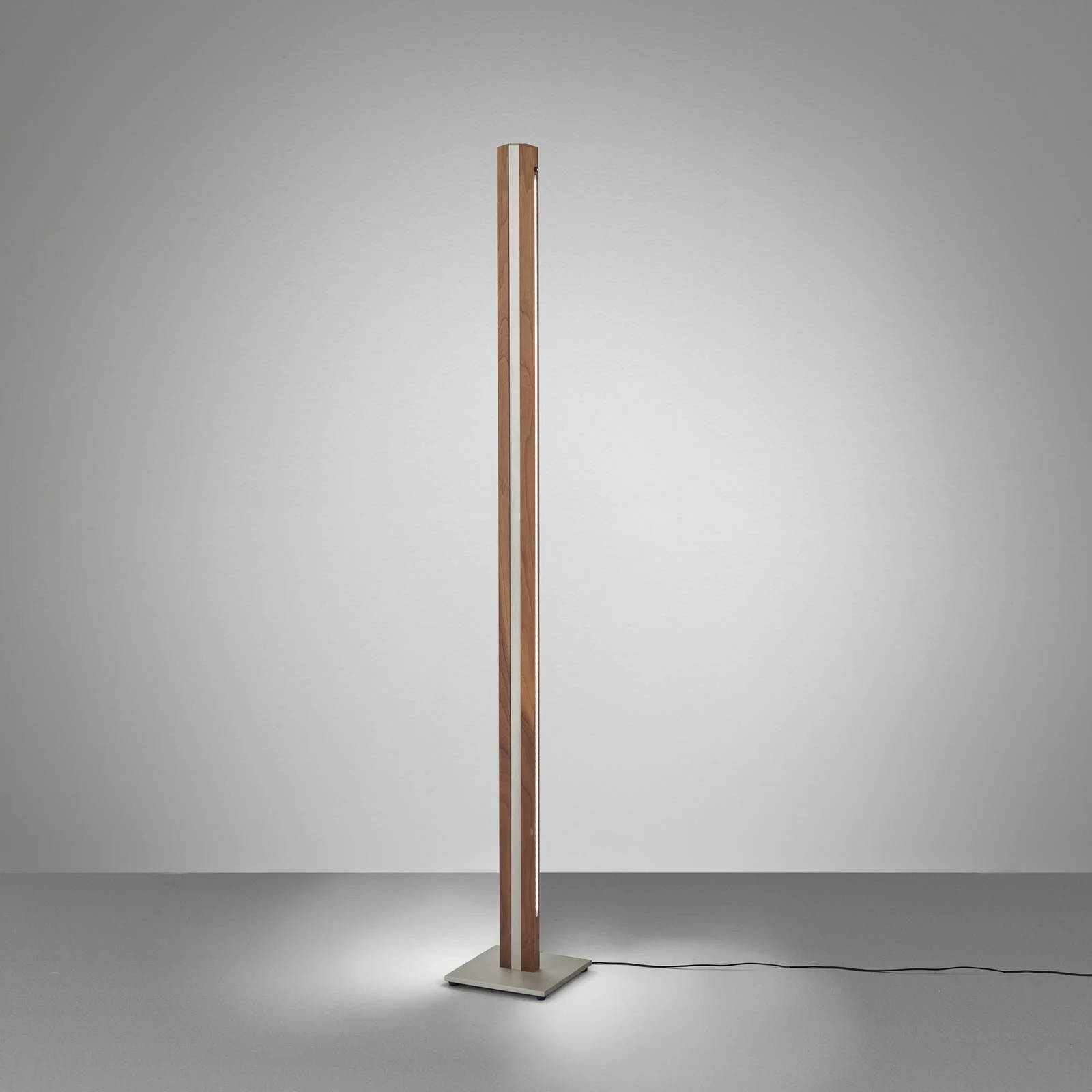 Quitani LED-Stehleuchte Elis, nussbaum/nickel günstig online kaufen