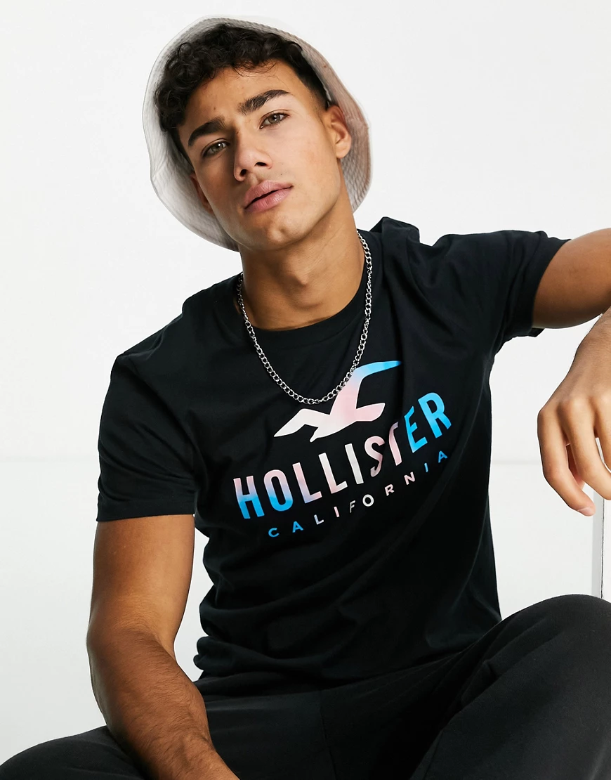 Hollister – Pride Capsule – T-Shirt in Schwarz mit Regenbogen-Logo günstig online kaufen