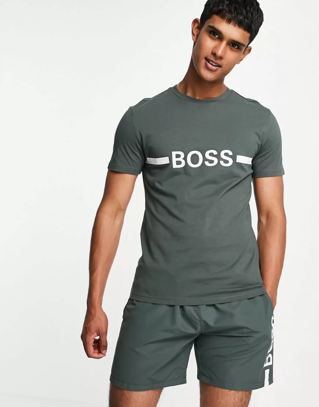 BOSS – Beachwear – Schmal geschnittenes T-Shirt in Khaki mit Sonnenschutz-E günstig online kaufen