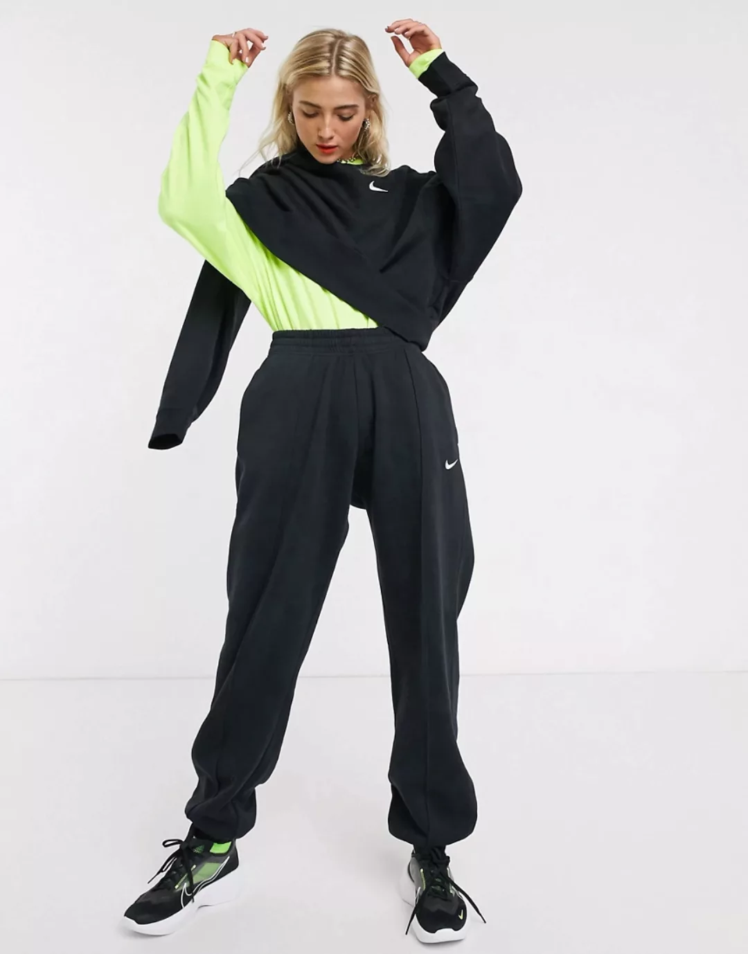 Nike – Übergroße Jogginghose mit kleinem Logo in Schwarz günstig online kaufen