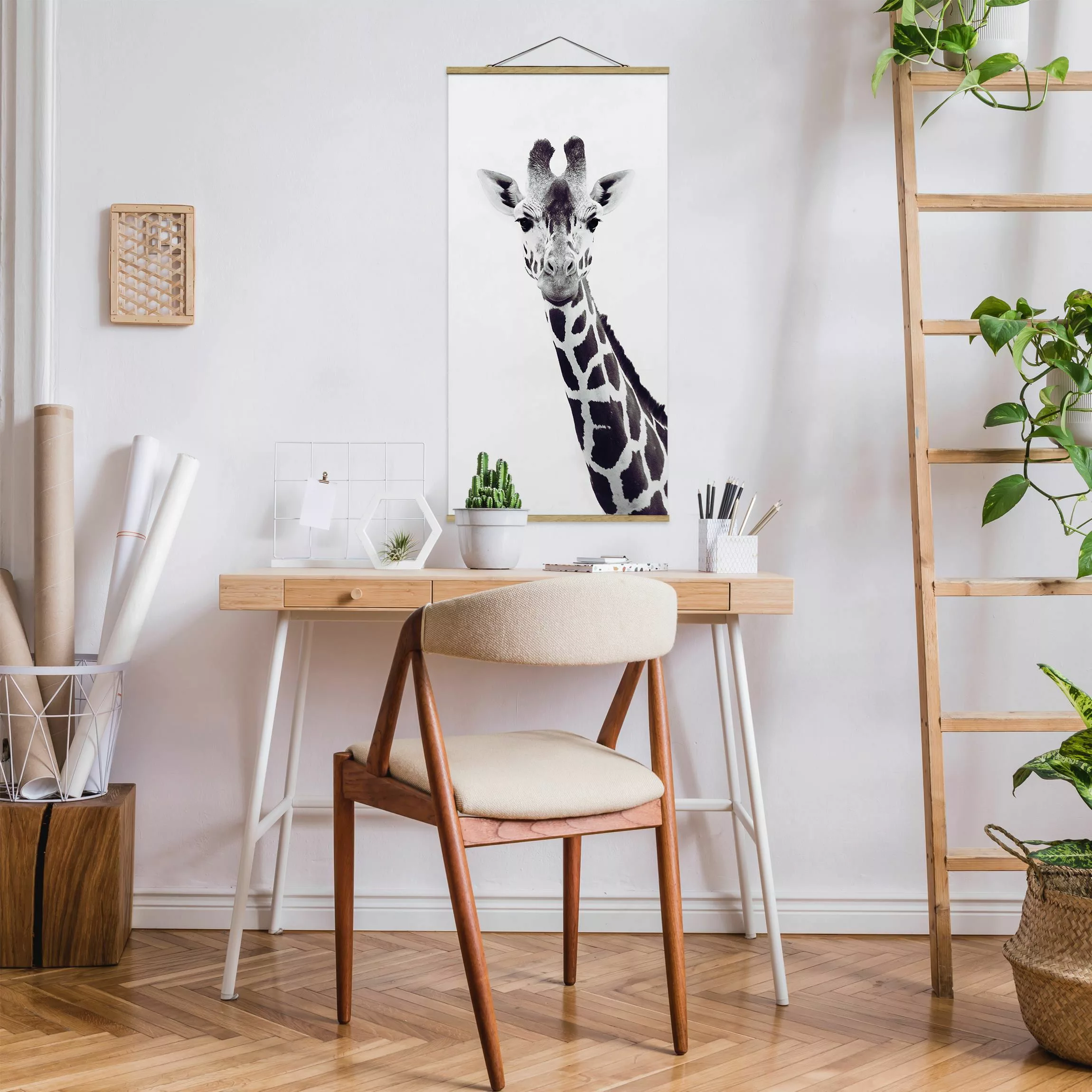 Stoffbild mit Posterleisten Giraffen Portrait in Schwarz-weiß günstig online kaufen