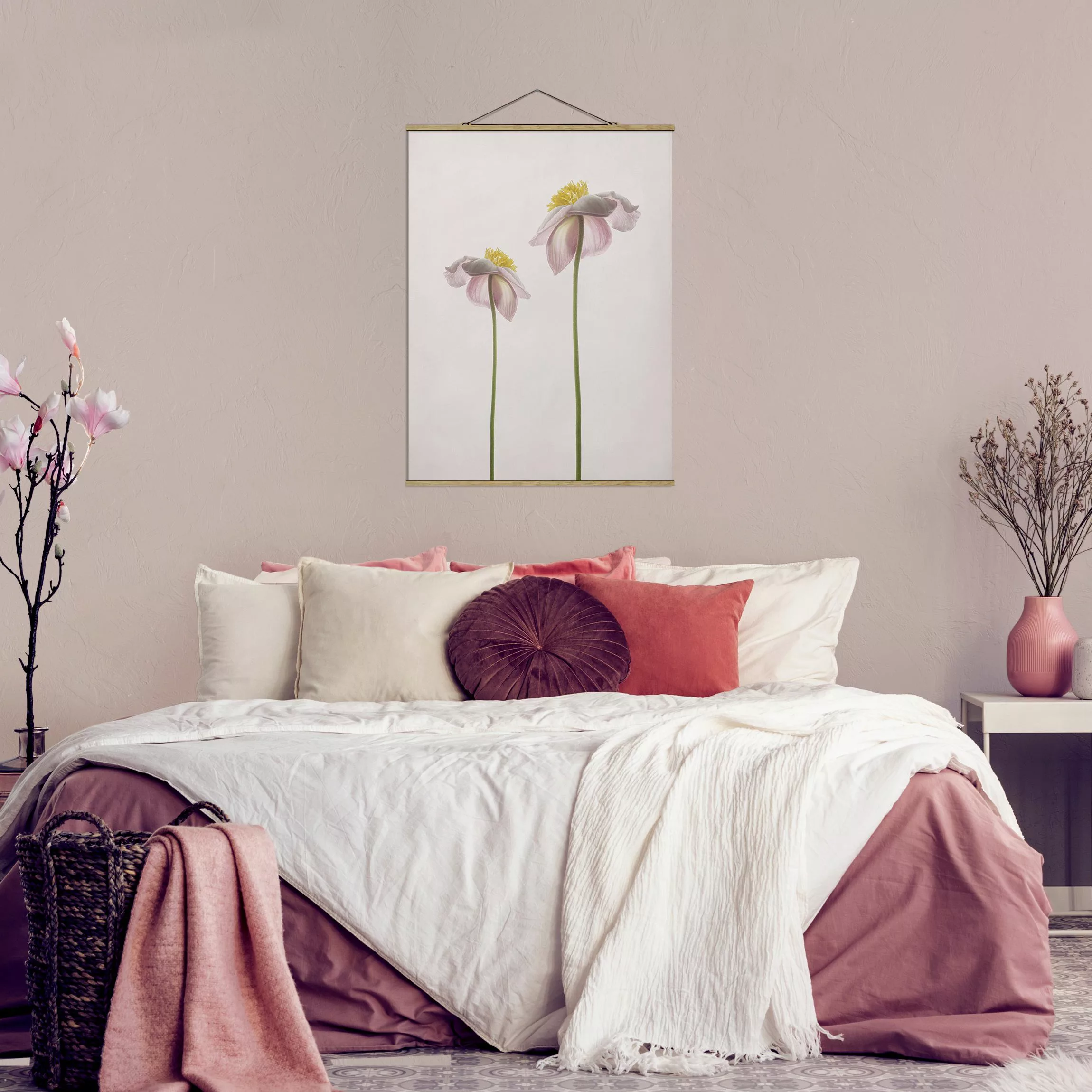 Stoffbild Blumen mit Posterleisten - Hochformat Rosa Anemonenblüten günstig online kaufen